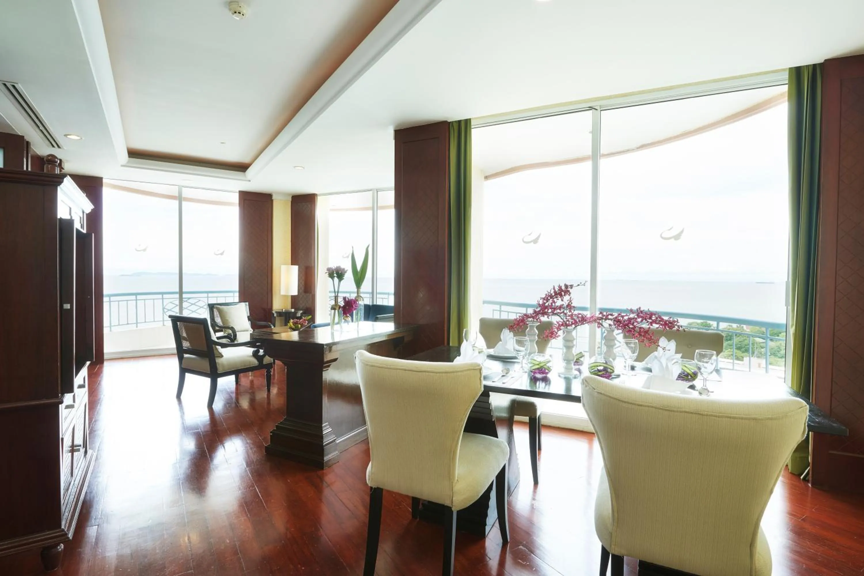 Living room in Long Beach Garden Hotel & Pavilions