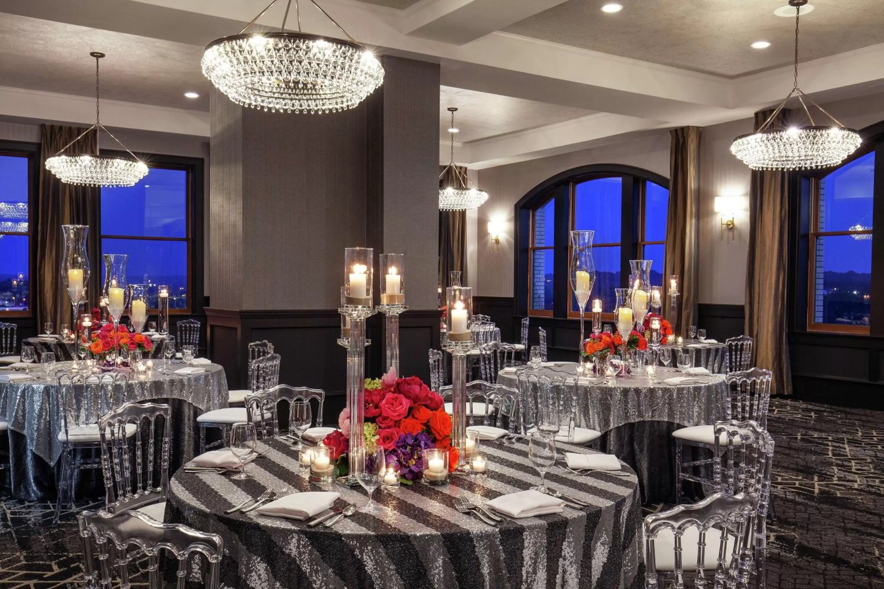 Dining area in Doubletree By Hilton Youngstown Downtown