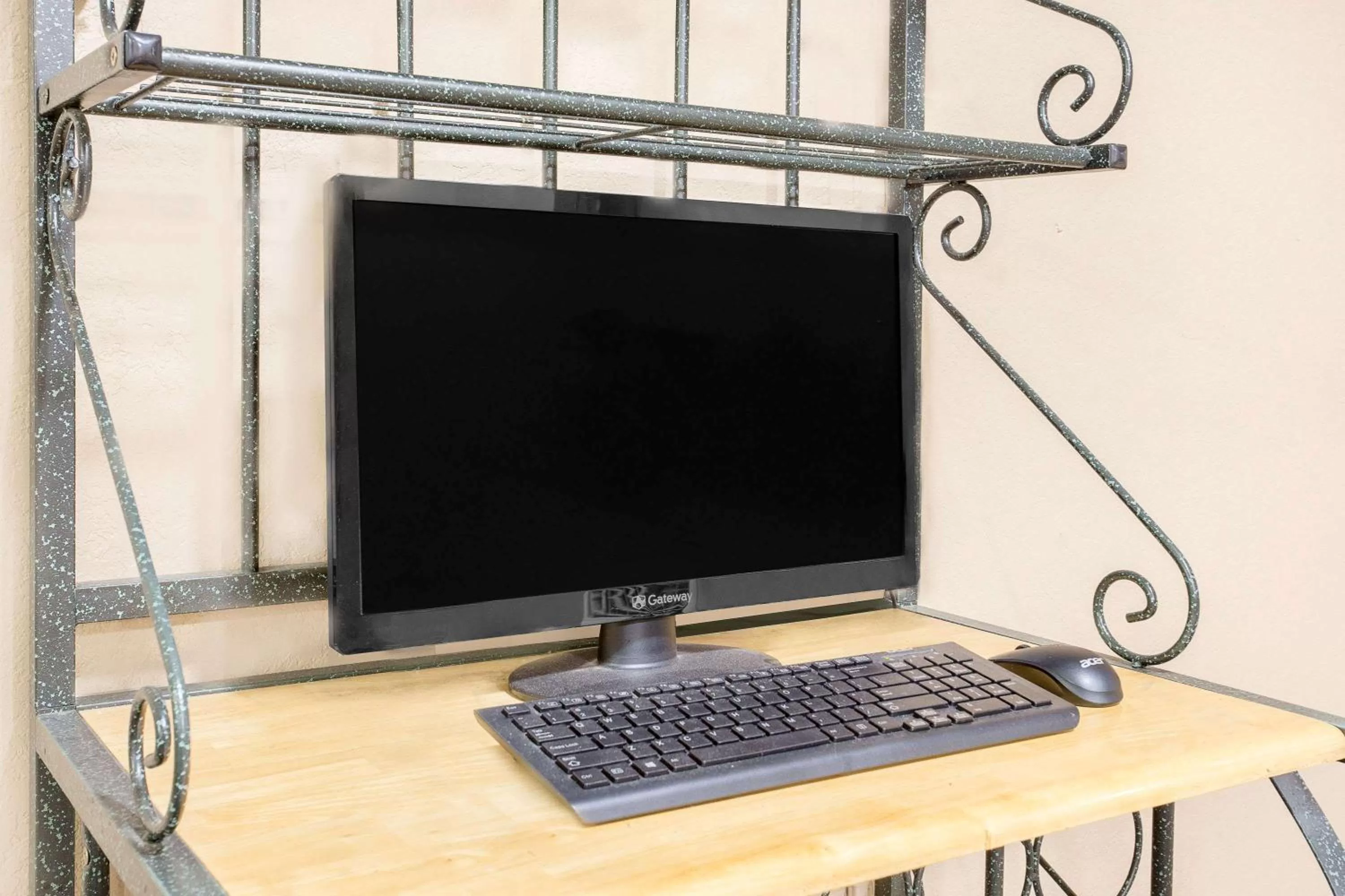 Business facilities in Boarders Inn & Suites by Cobblestone Hotels Waterloo Cedar Falls