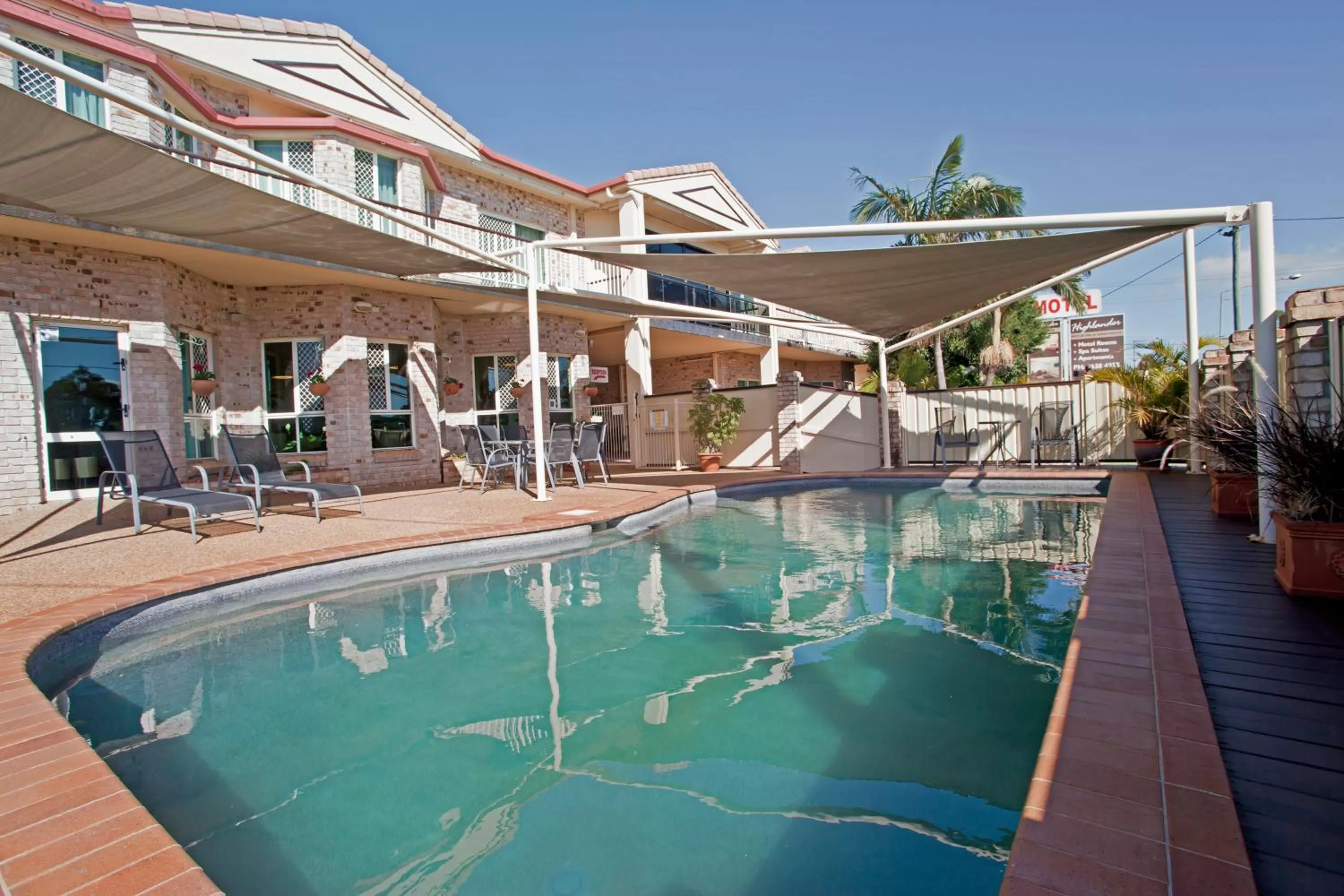 Swimming pool in Highlander Motor Inn