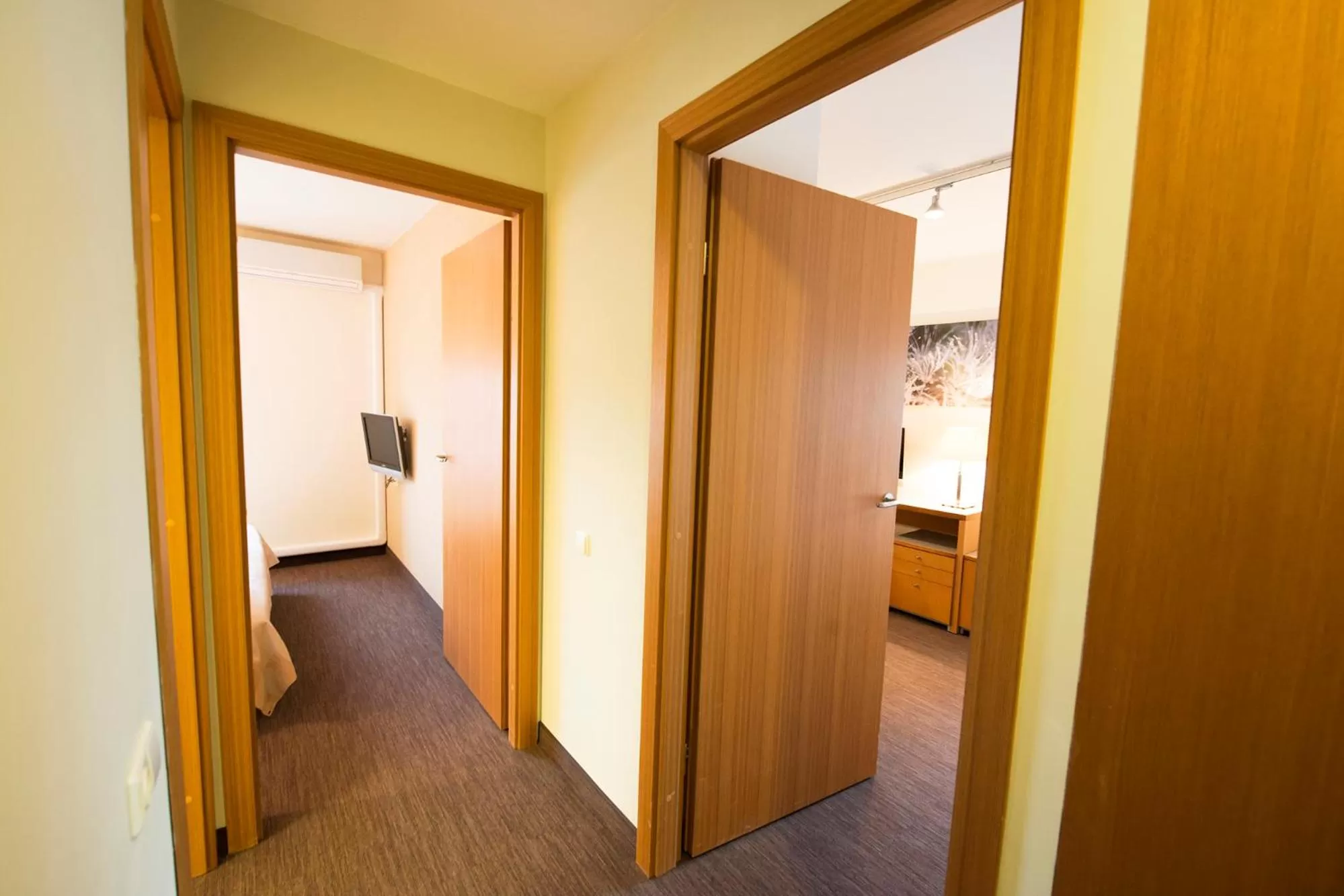 Photo of the whole room in De Lita