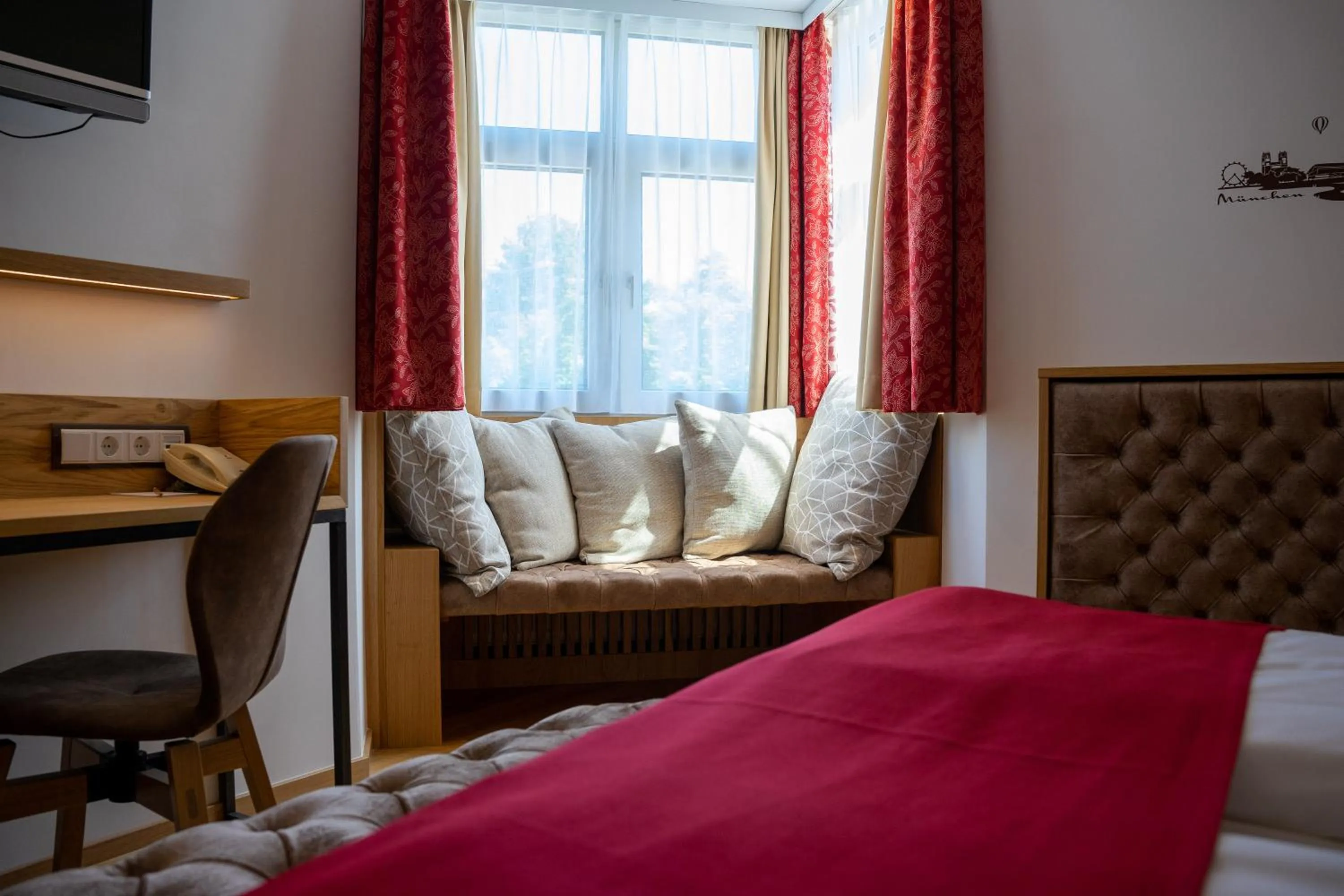 Seating area, Bed in Park Hotel Laim