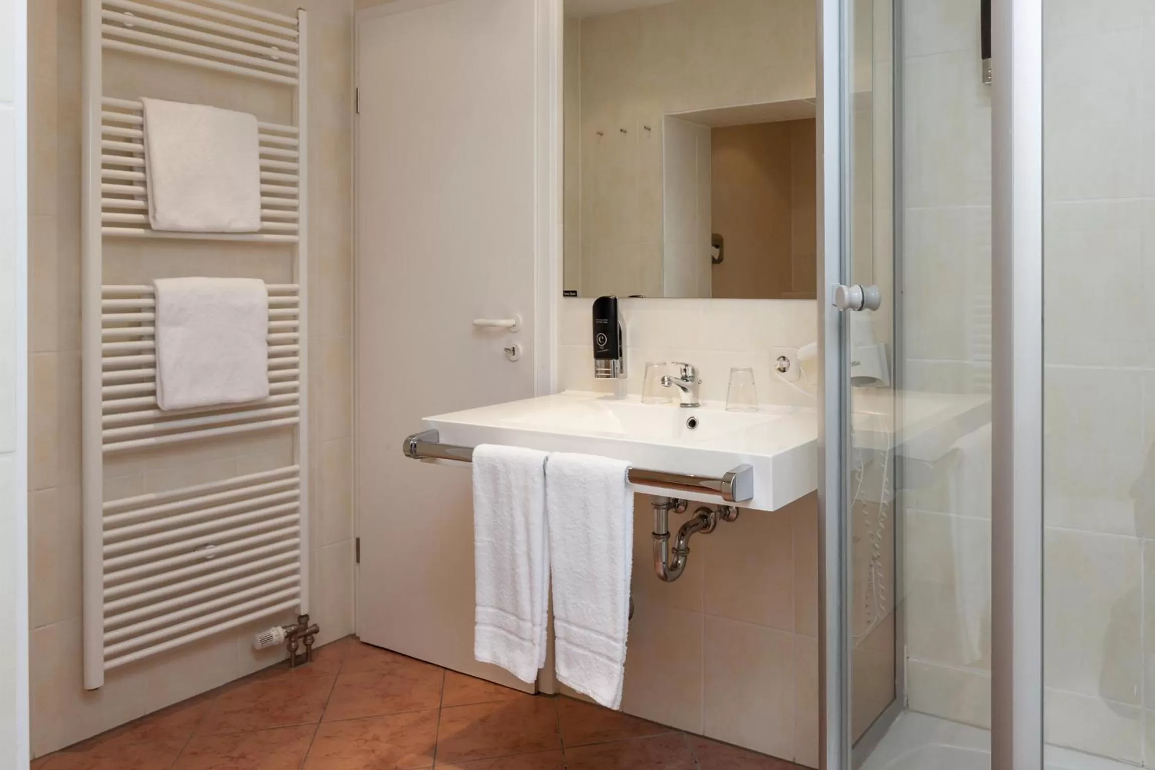 Bathroom in Centro Hotel Mondial München City, Trademark Collection by Wyndham