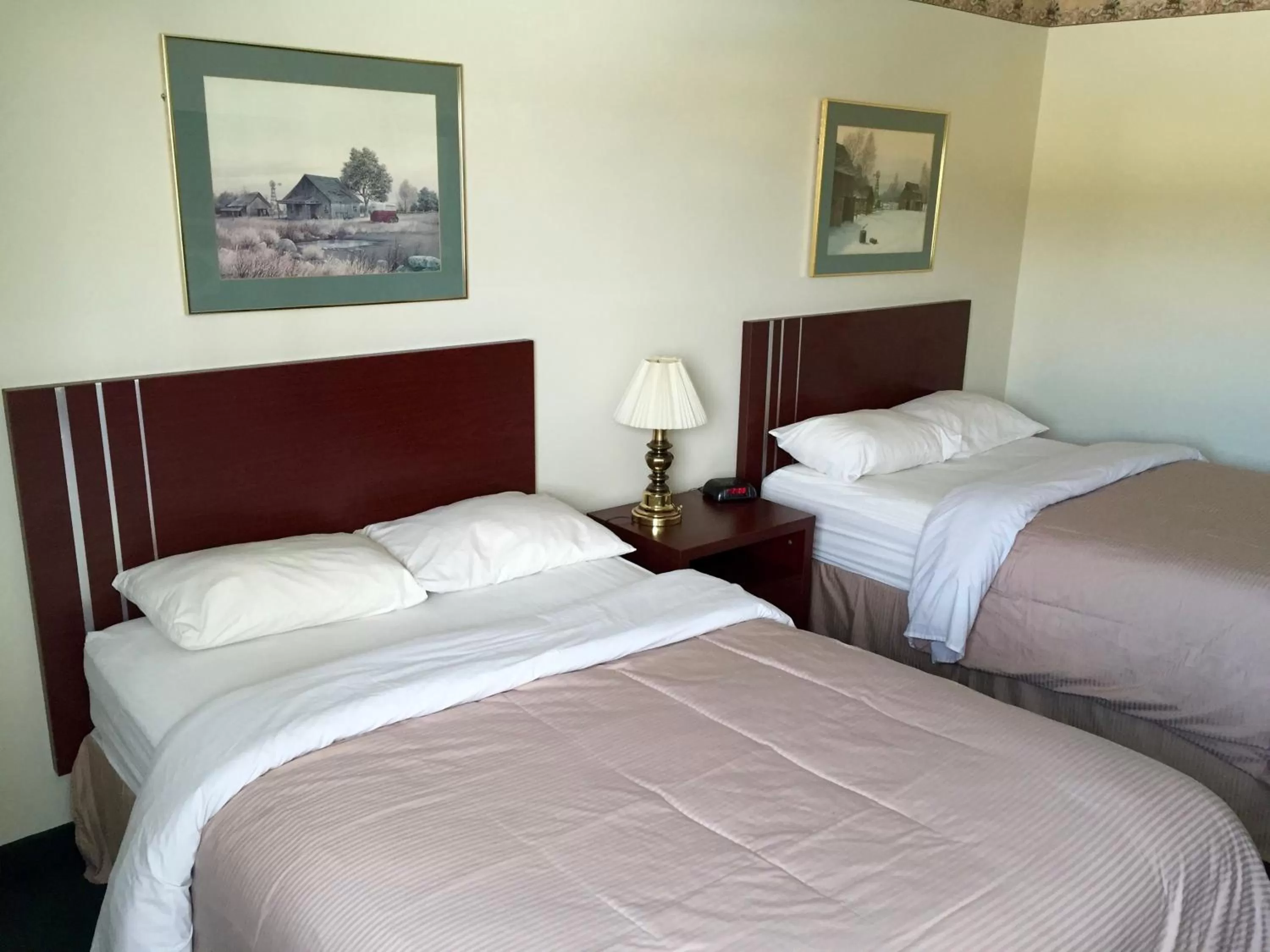 Photo of the whole room, Bed in Colonial Inn