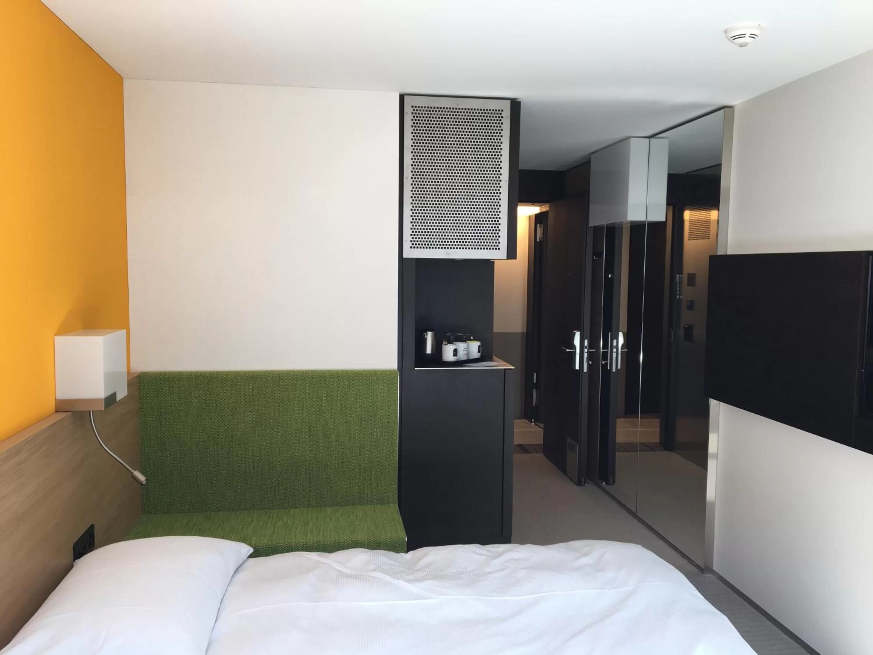 Photo of the whole room, Bed in Züri by Fassbind