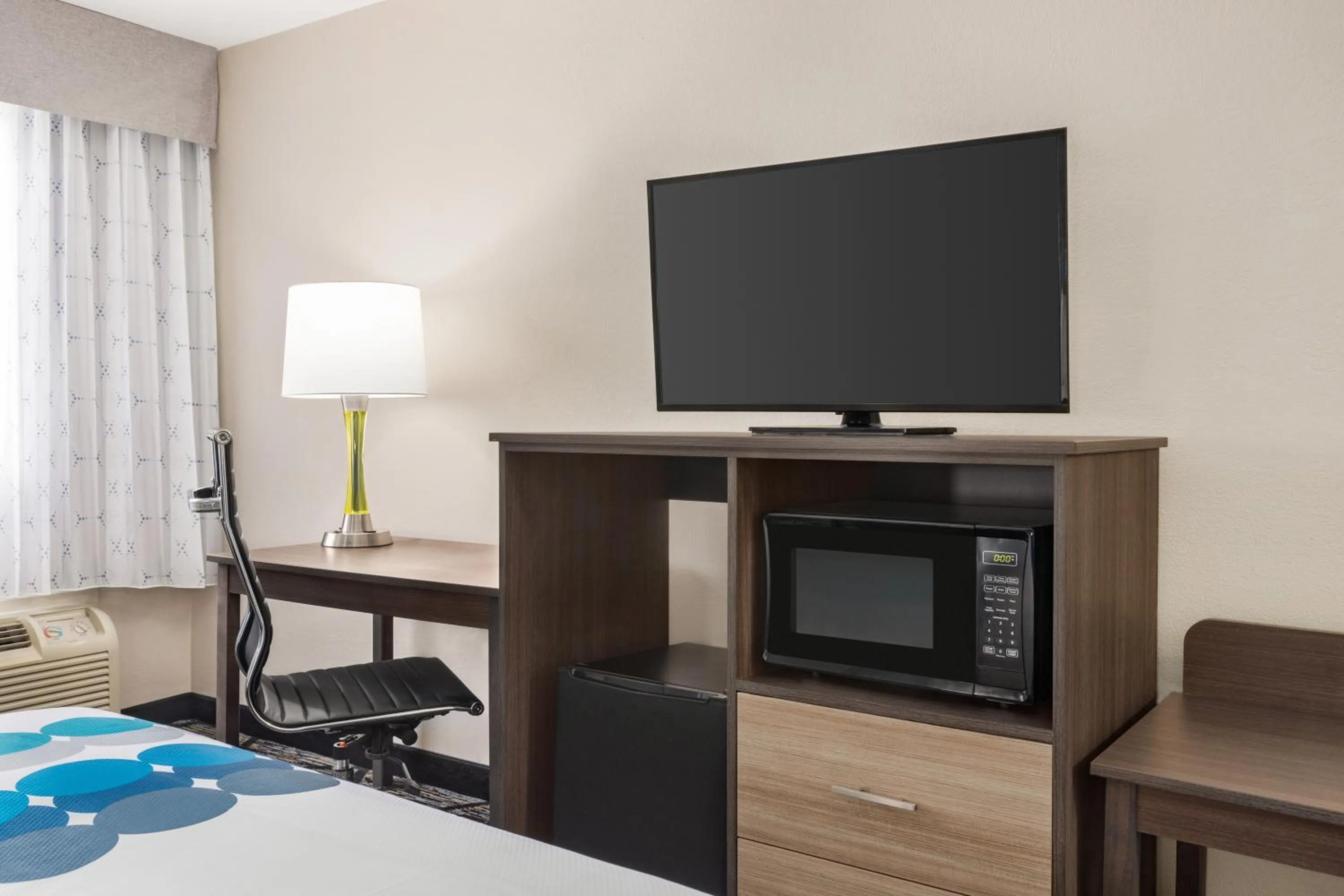 TV and multimedia, Bed in Baymont by Wyndham Blackwell I-35