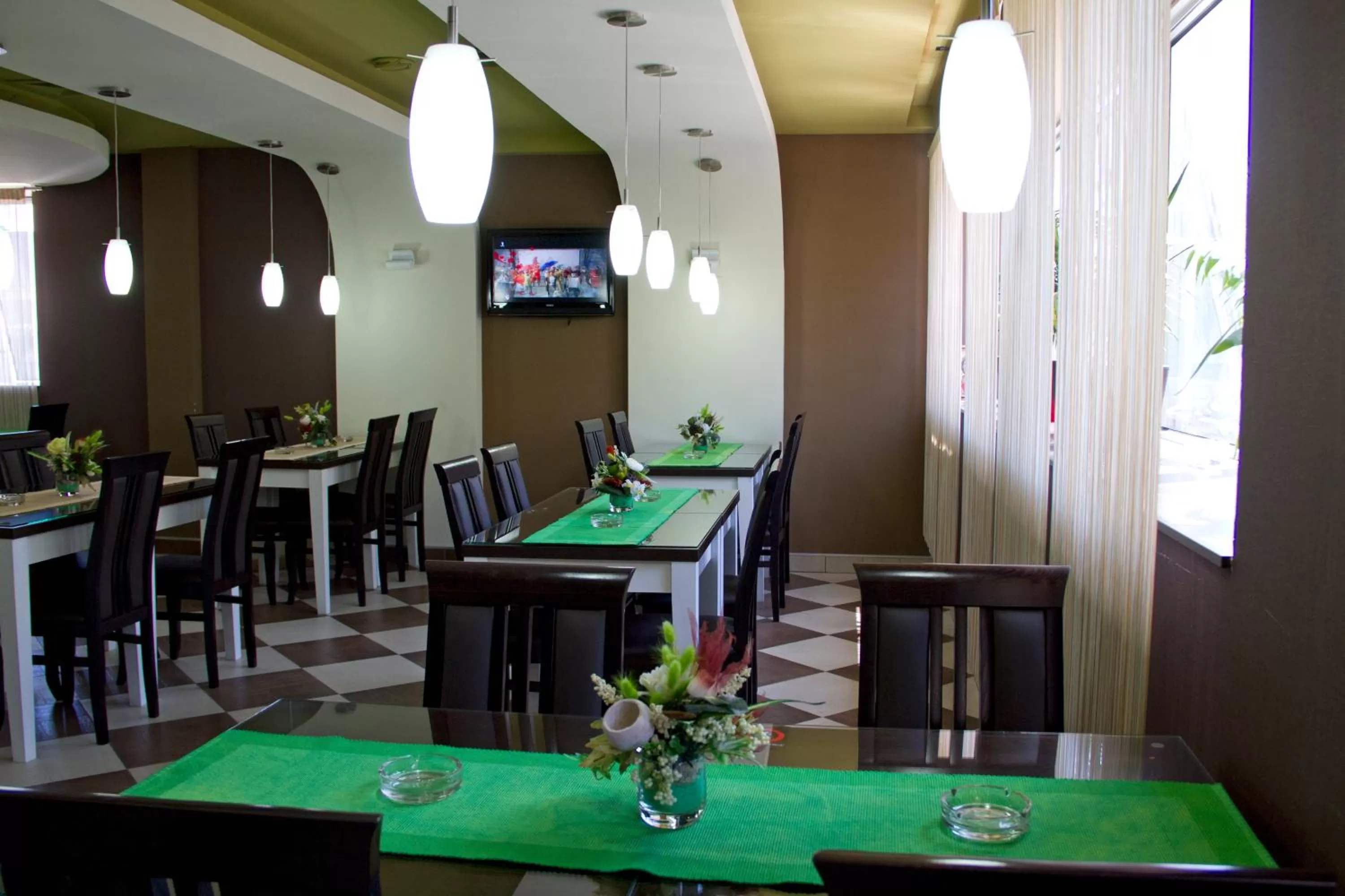 Restaurant/places to eat in Garni Hotel Tri O