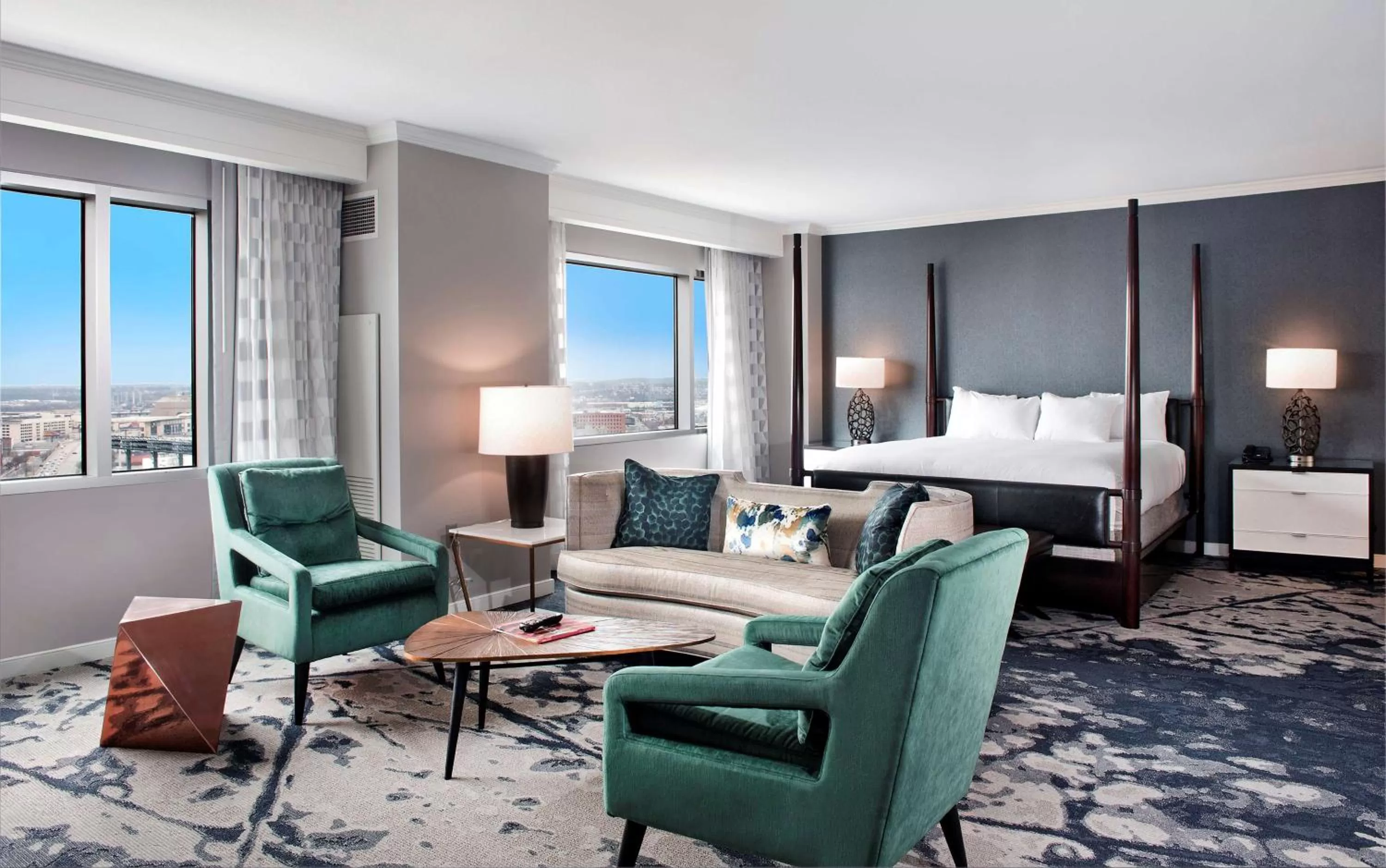 Living room in Hilton Baltimore Inner Harbor