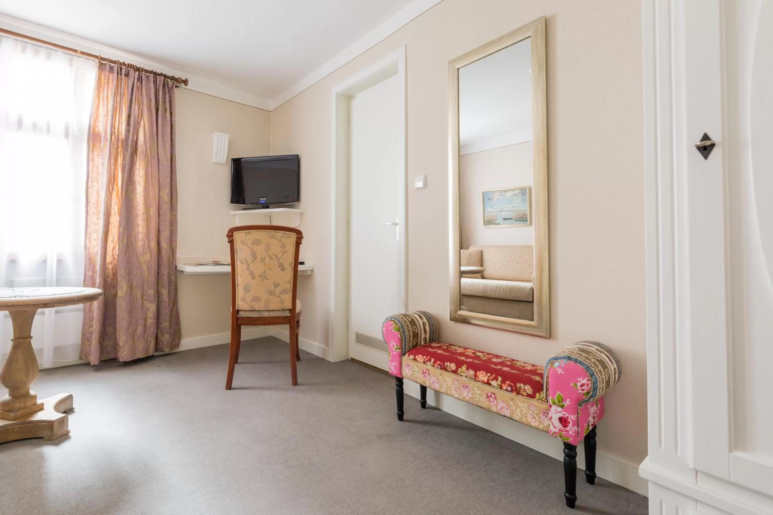 Photo of the whole room in Hotel Löwen-Weinstube