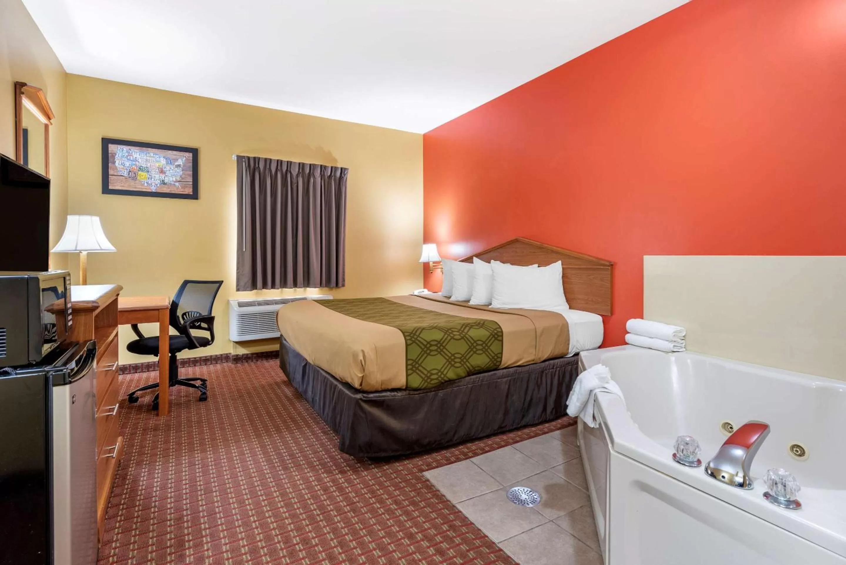 Photo of the whole room, Bed in Econo Lodge Louisville Airport