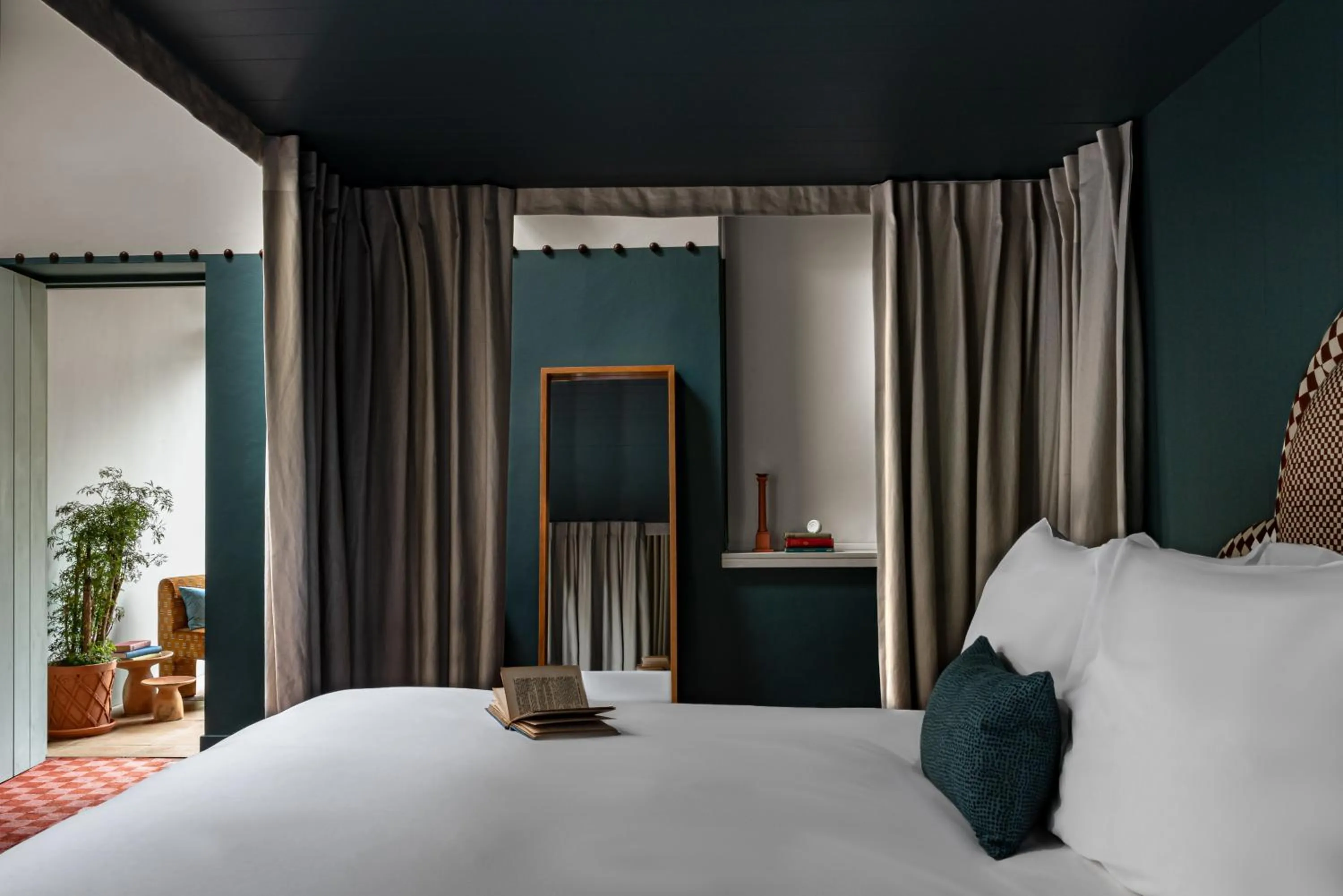 Bedroom, Bed in Cowley Manor Experimental