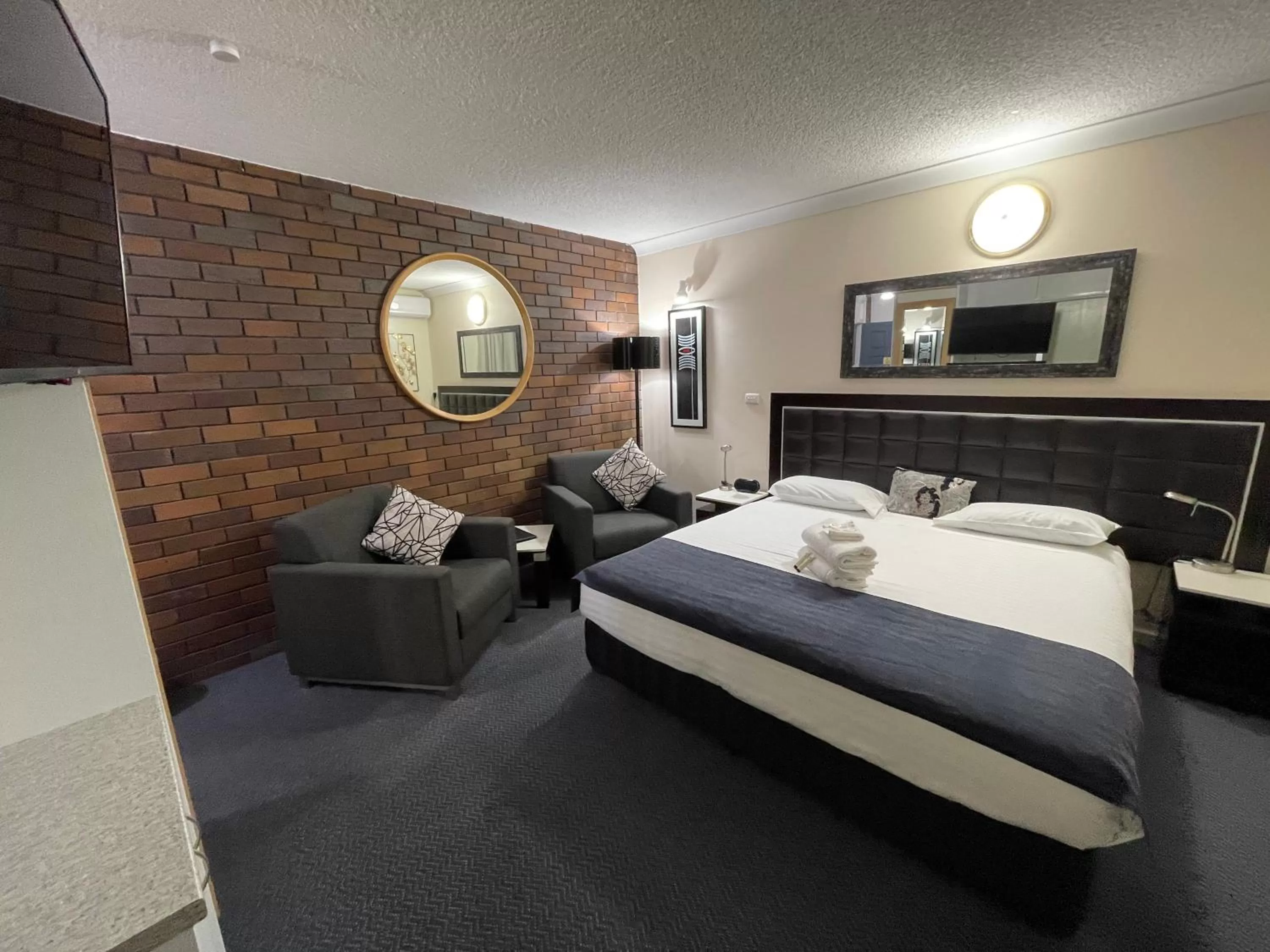 Bed in Lakeview Motor Inn