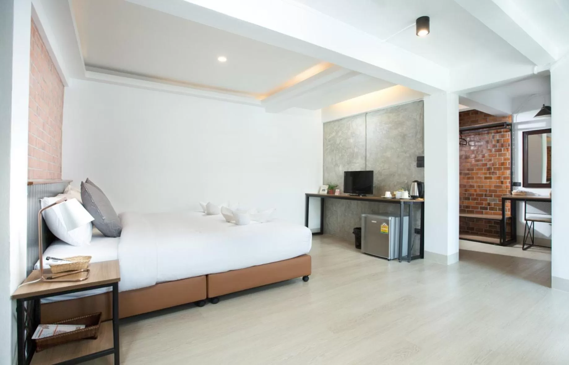 Photo of the whole room, Bed in The Old City Wall Inn