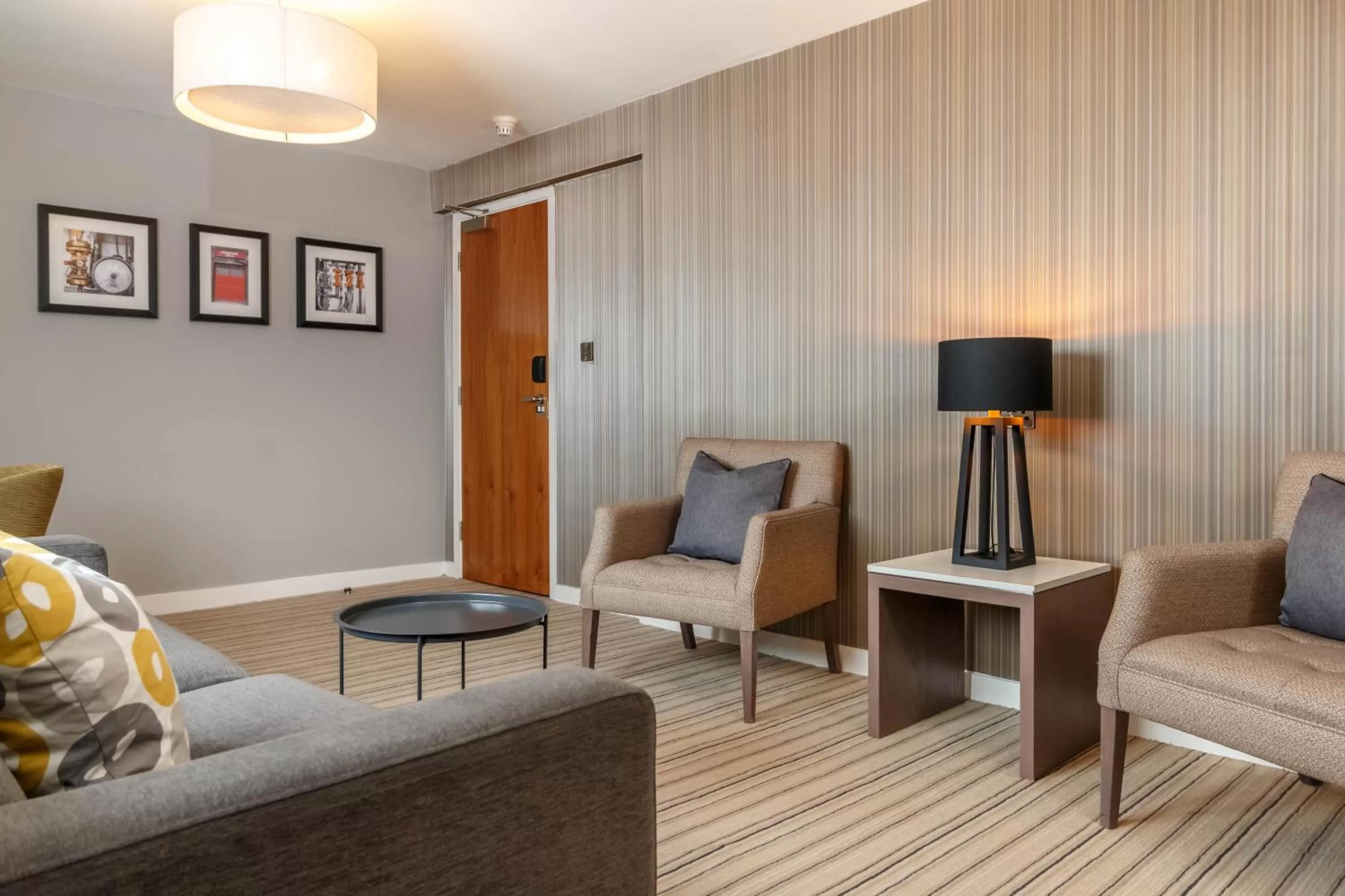 Living room in Garner Hotel Preston Samlesbury by IHG