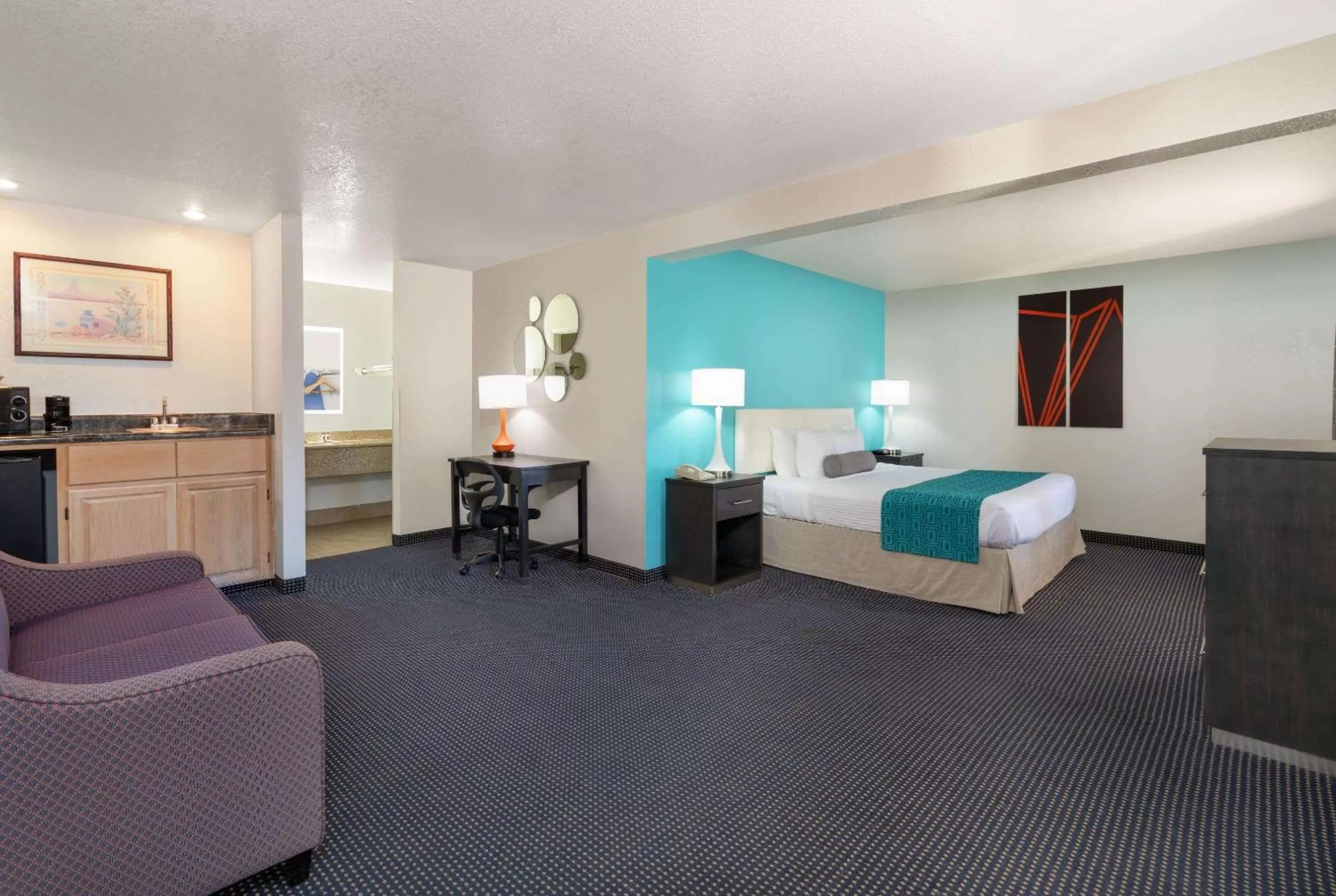 Photo of the whole room, Bed in Howard Johnson by Wyndham Holbrook