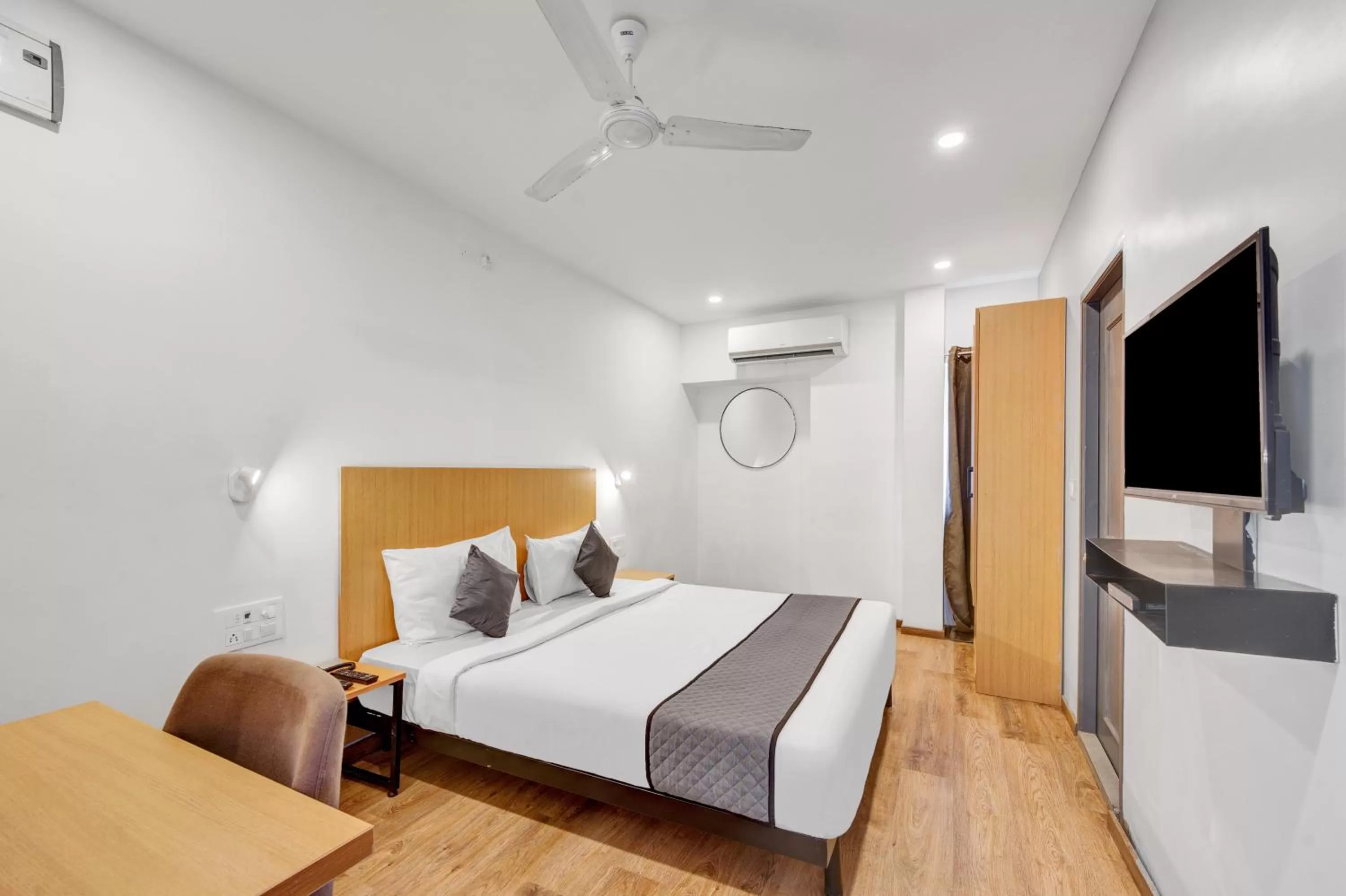 Bed in UPAR Hotels Uthandi, ECR