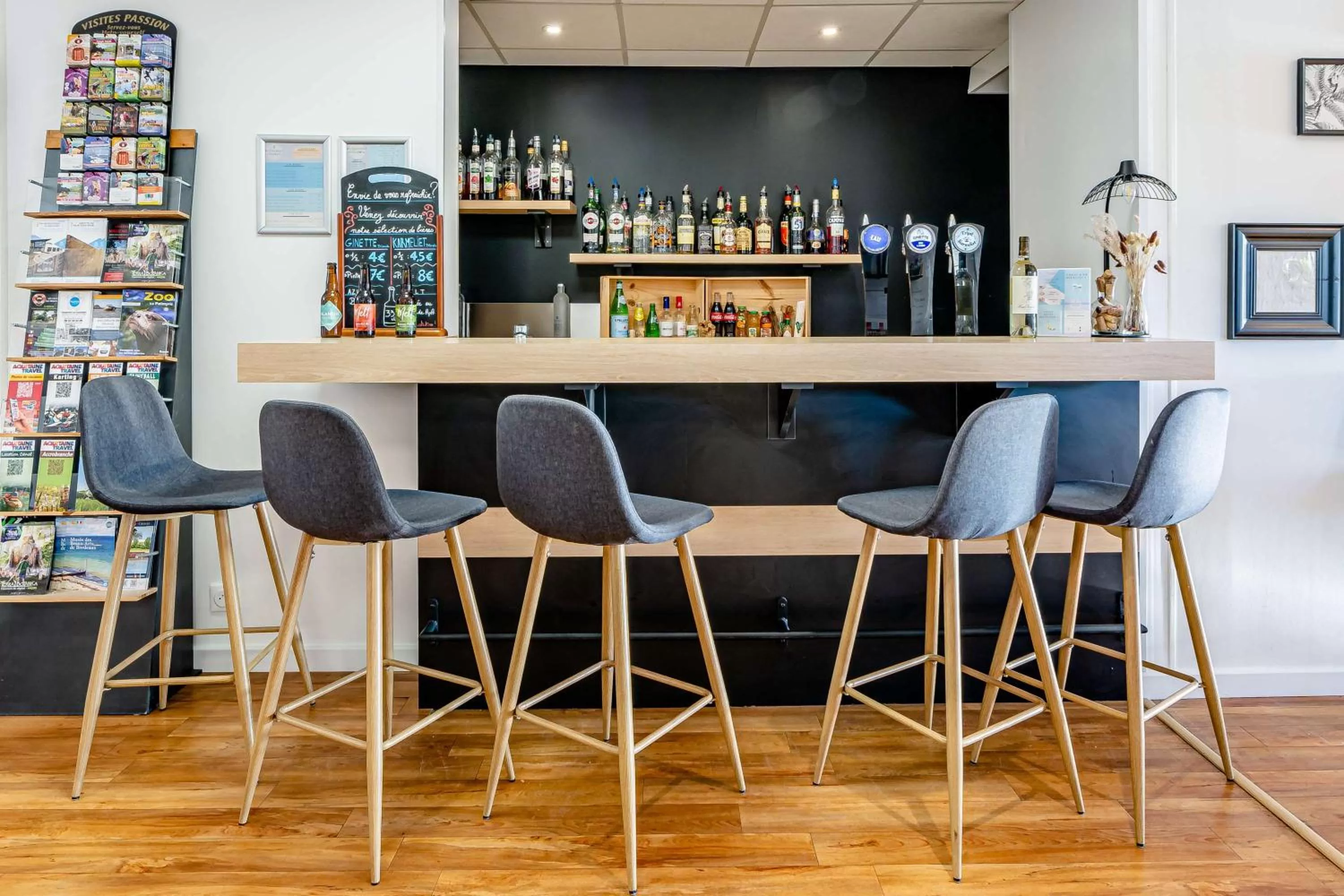 Lounge or bar in Sure Hotel by Best Western Bordeaux Lac