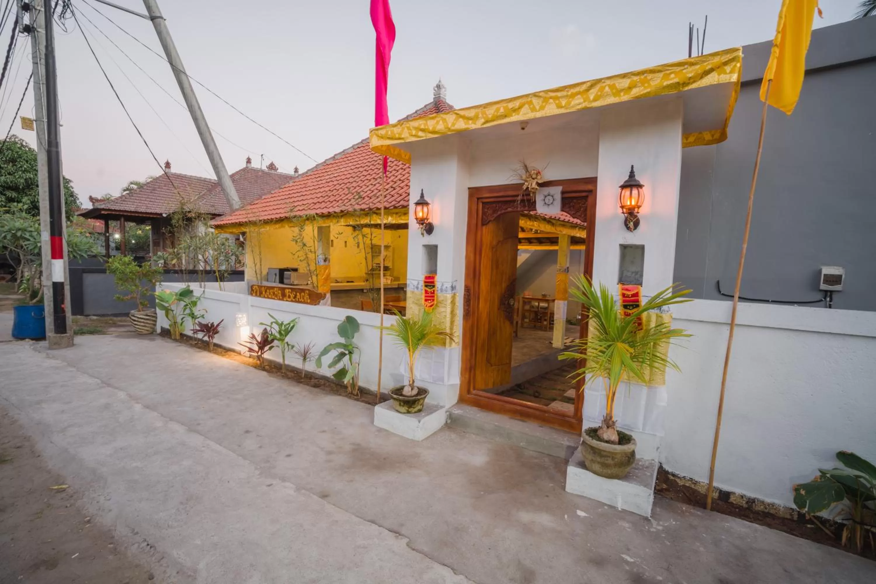 Restaurant/places to eat in Pi Karya Beach