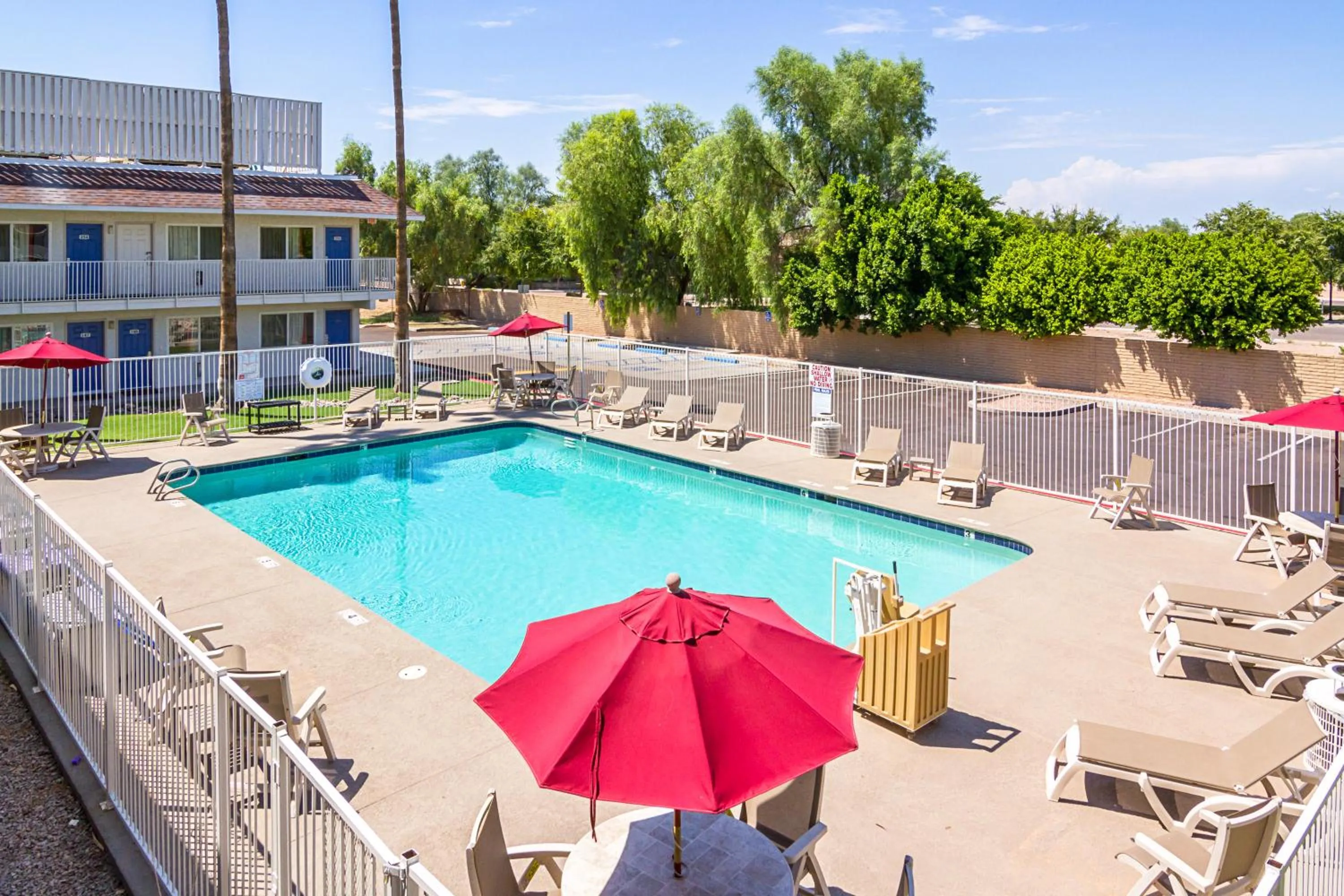 Swimming pool in Motel 6 Mesa North