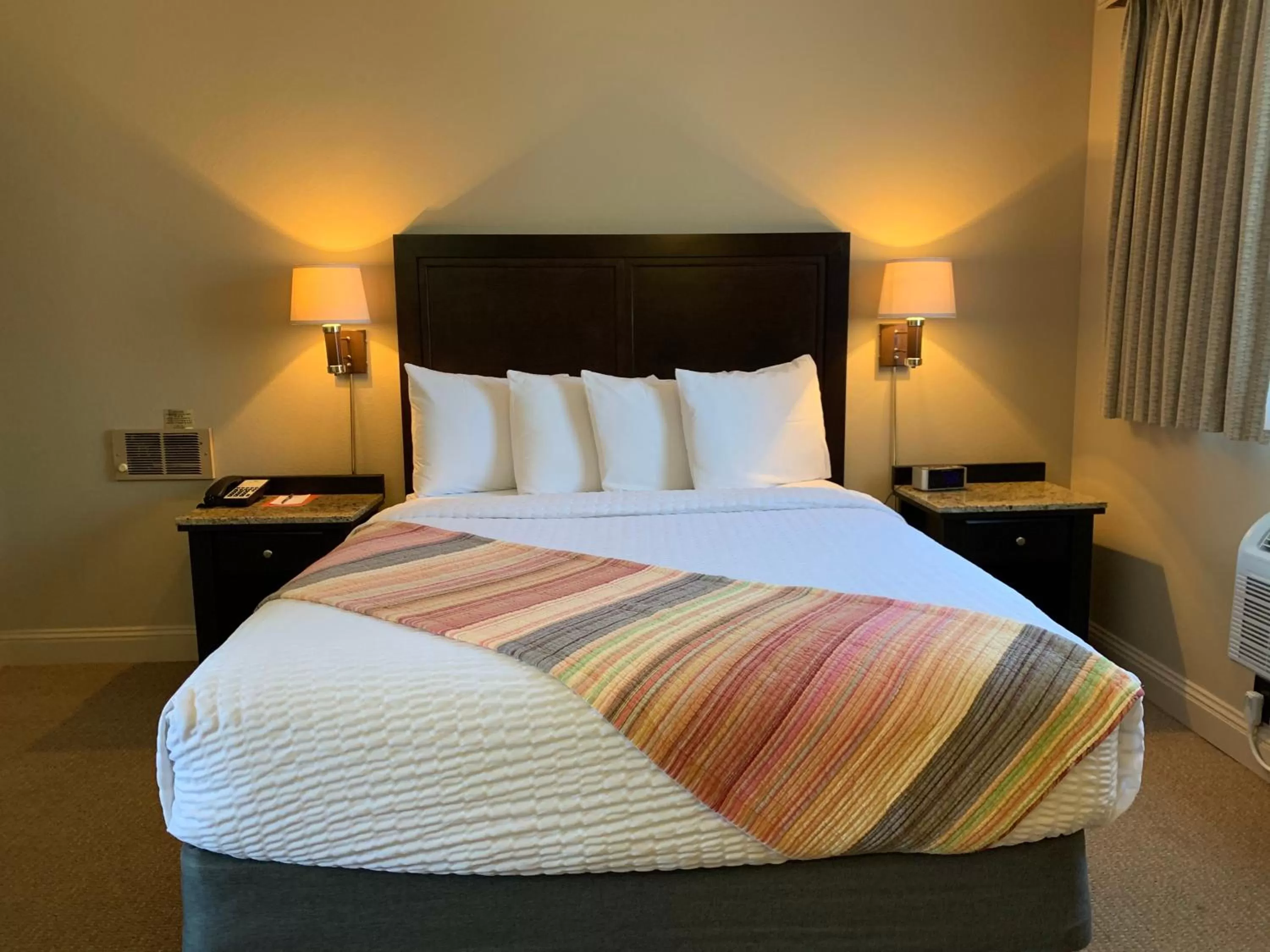 Bed in Coachman Inn Oak Harbor