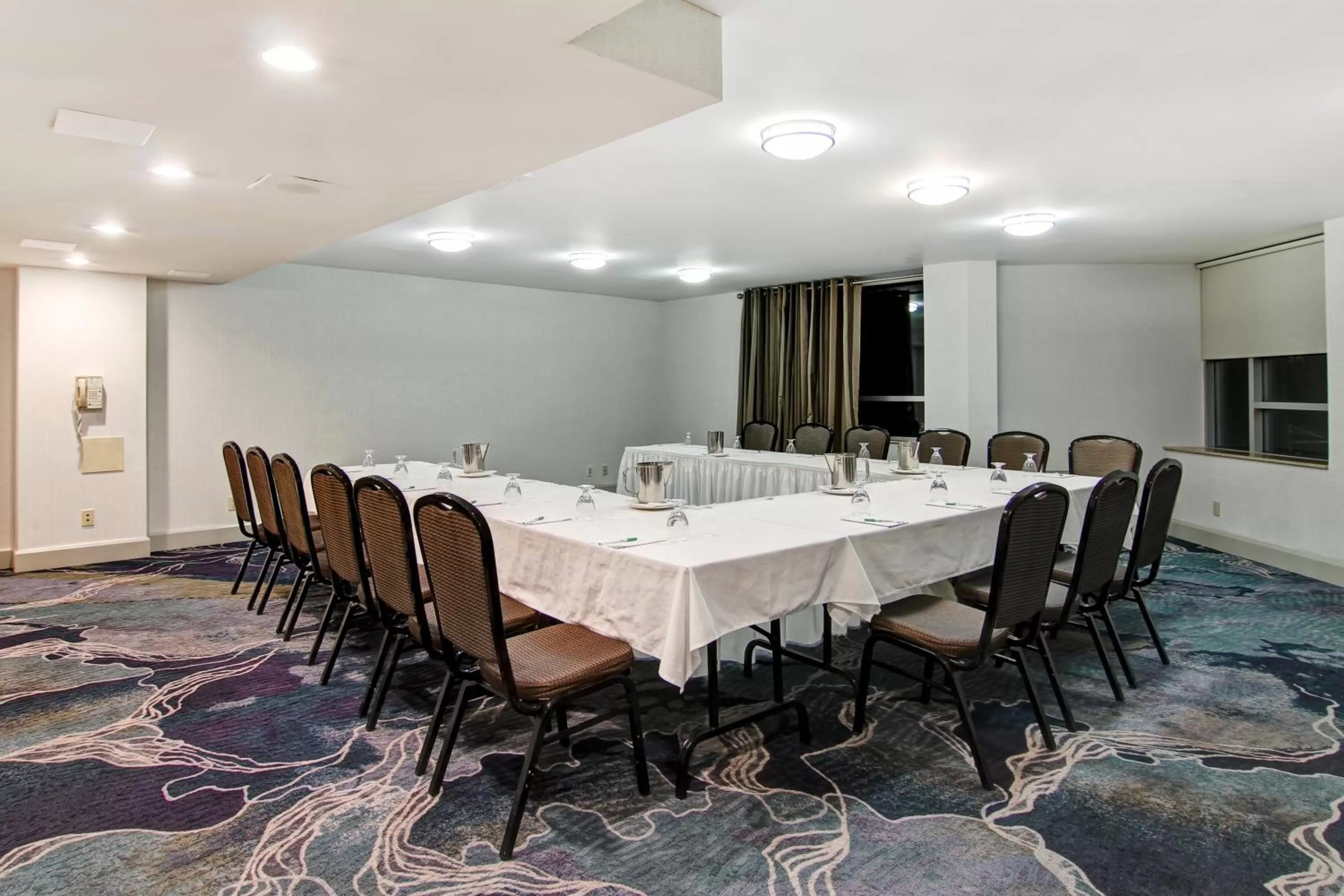 Meeting/conference room in Holiday Inn Oakville Centre by IHG