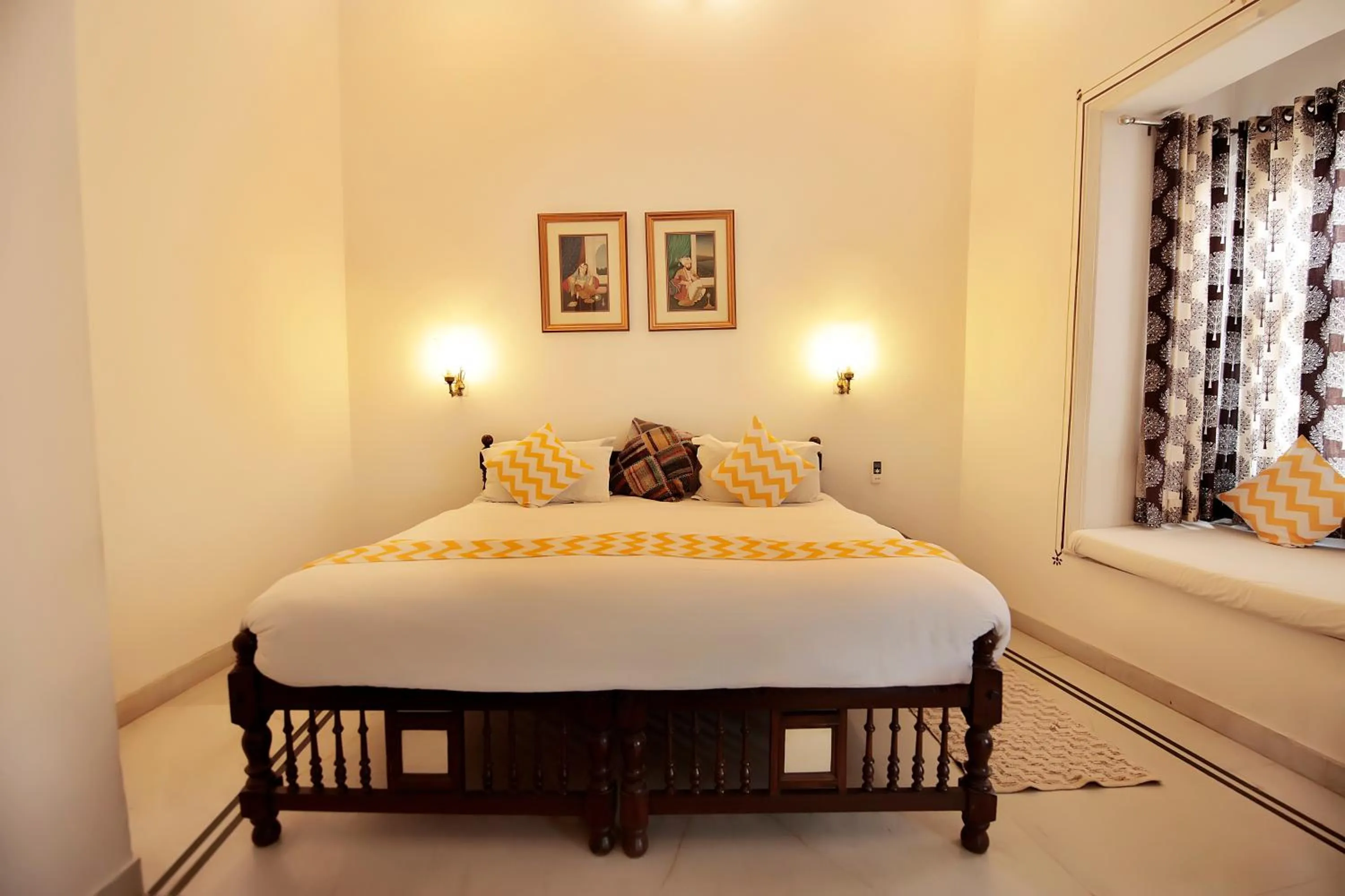 Bed in Hotel Devraj Niwas on Lake Pichola