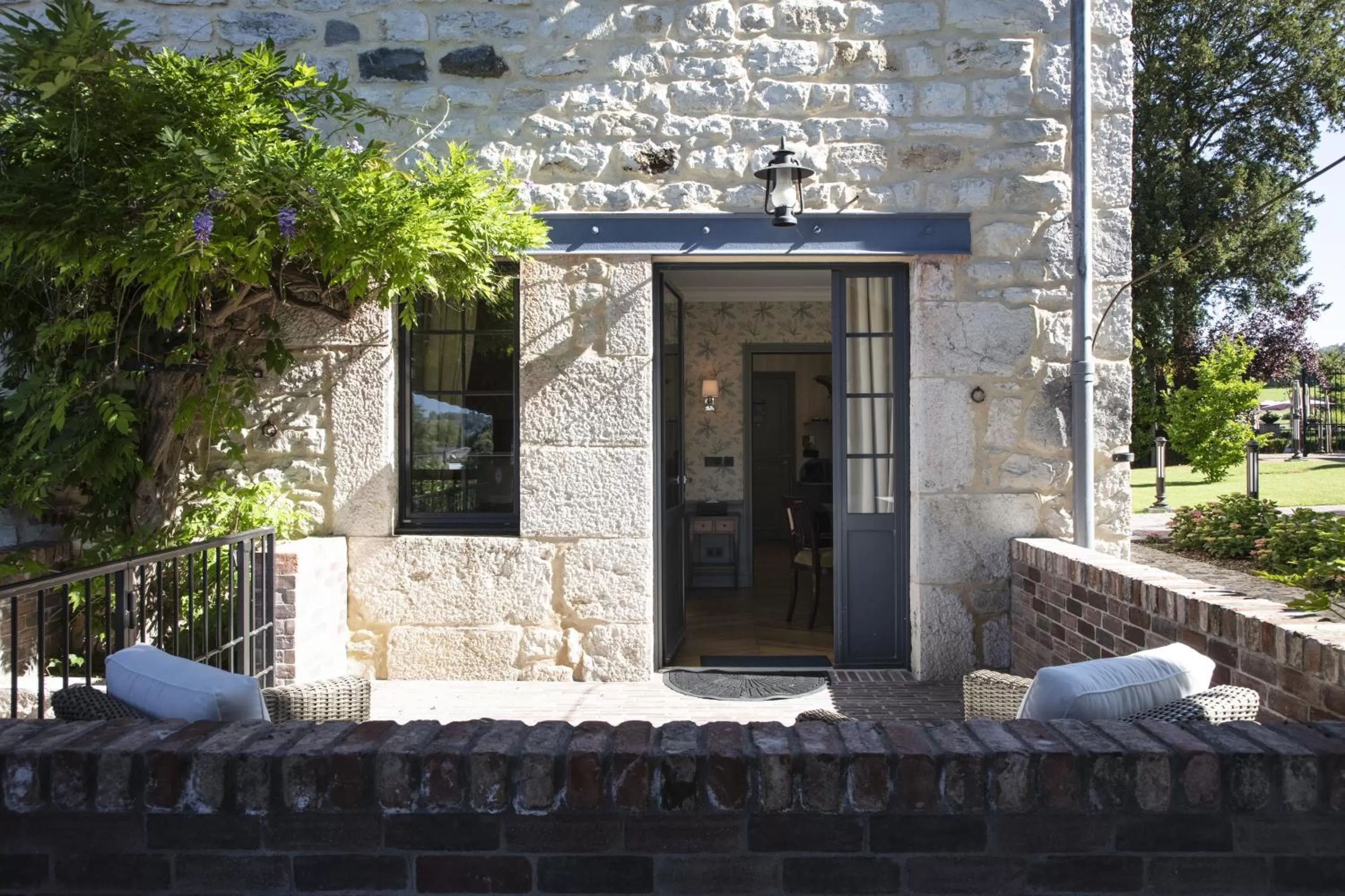 Facade/entrance in Château Brachet