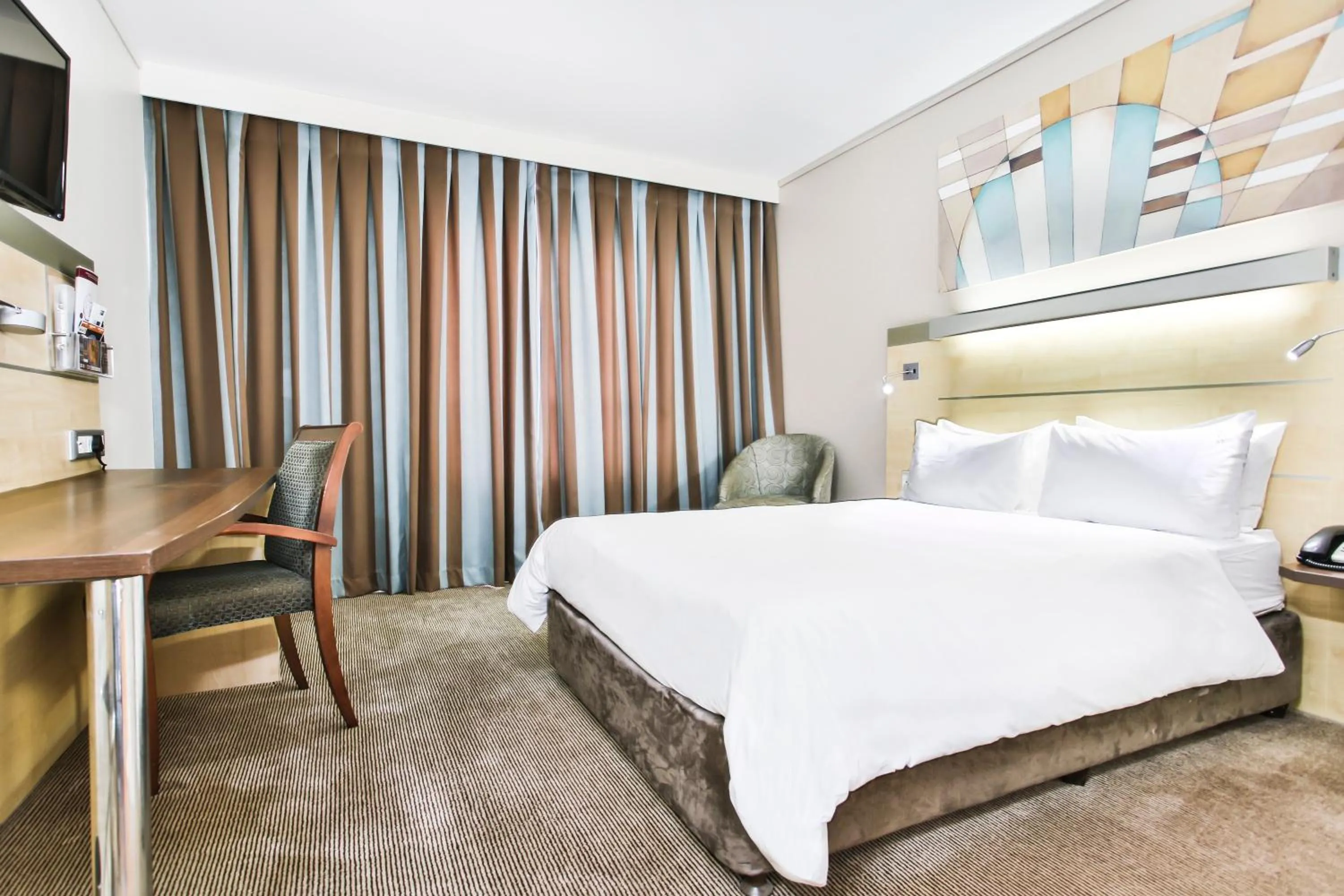Photo of the whole room, Bed in Holiday Inn Express Sandton-Woodmead by IHG