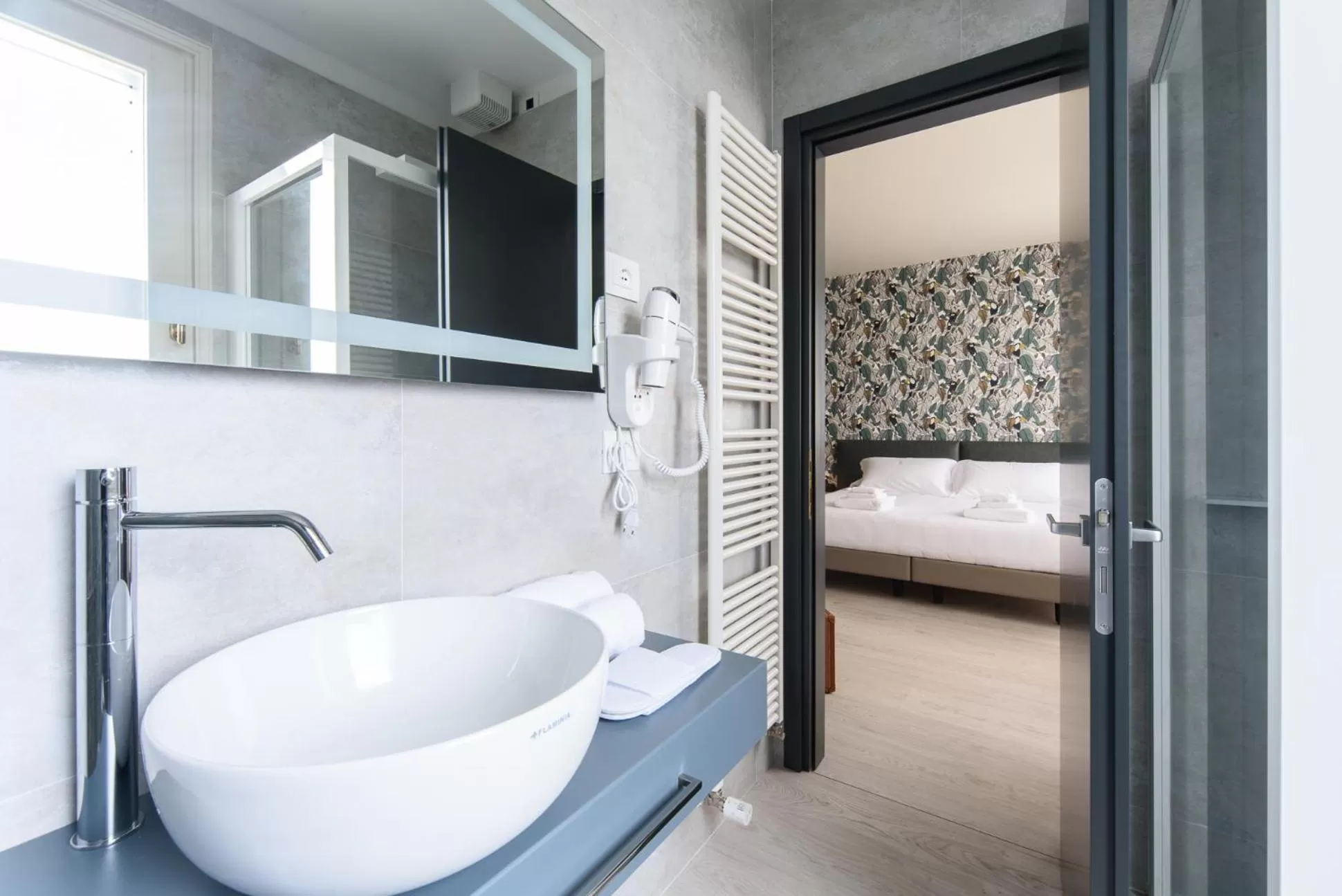 Bathroom, Bed in Hotel Zenit