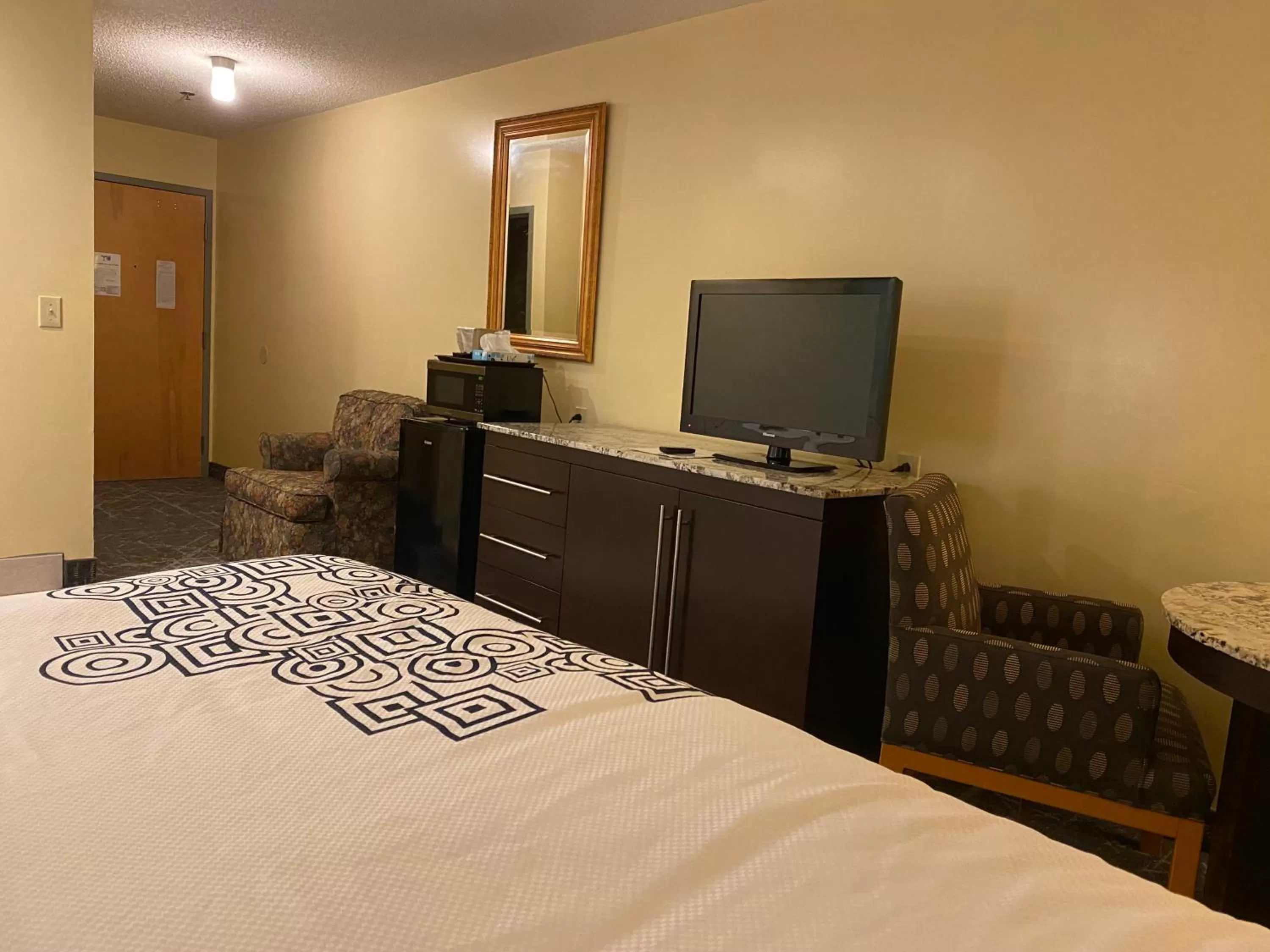 View (from property/room), Bed in Knights Inn & Suites Dublin