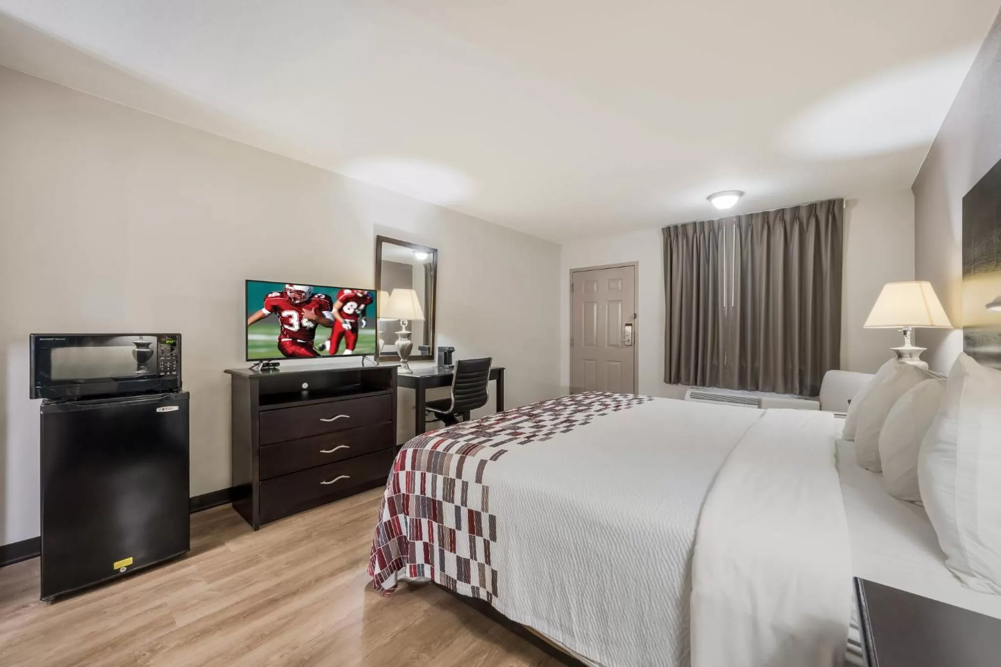 Photo of the whole room, Bed in Red Roof Inn College Station