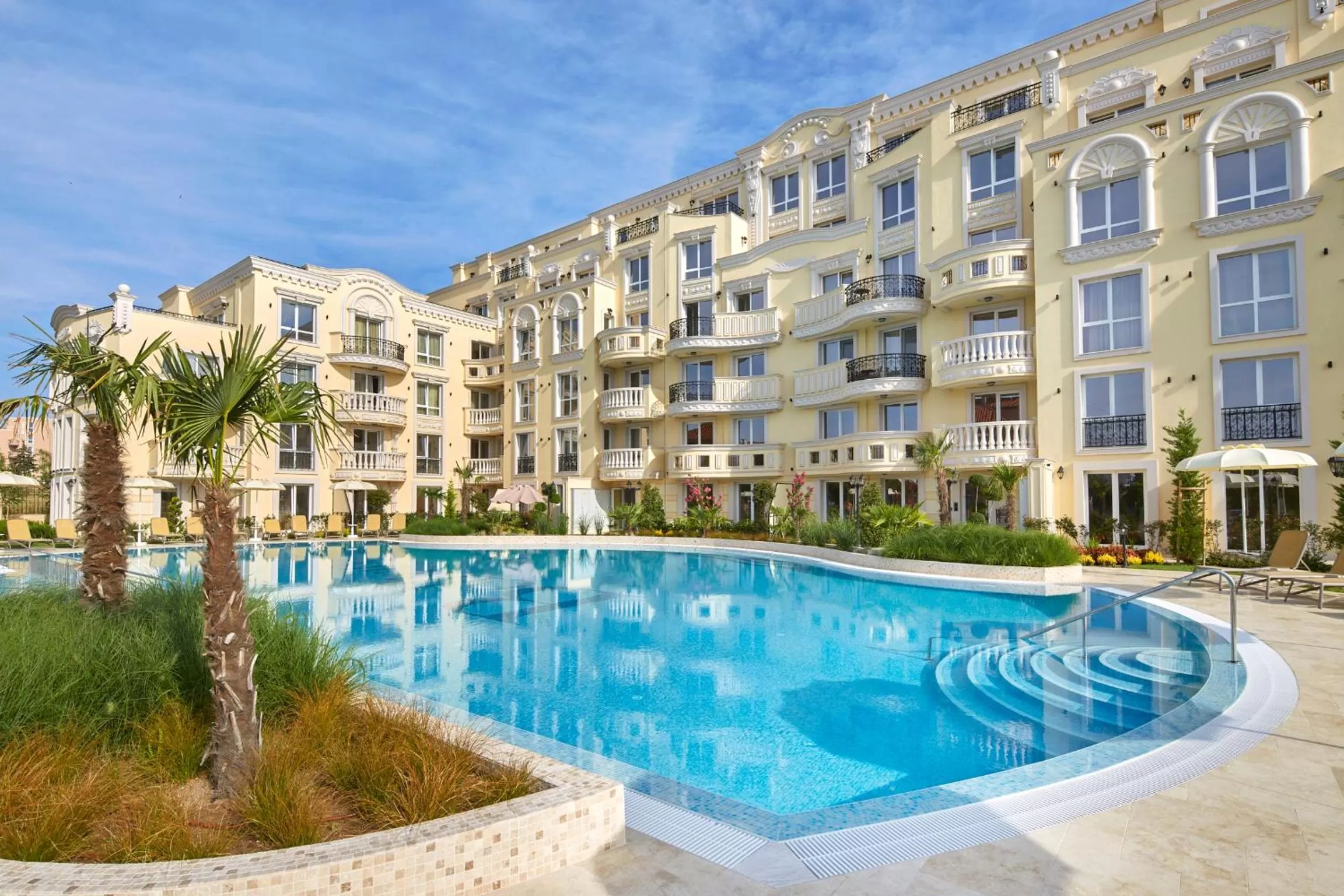 Swimming pool in Bellicity Apart Complex