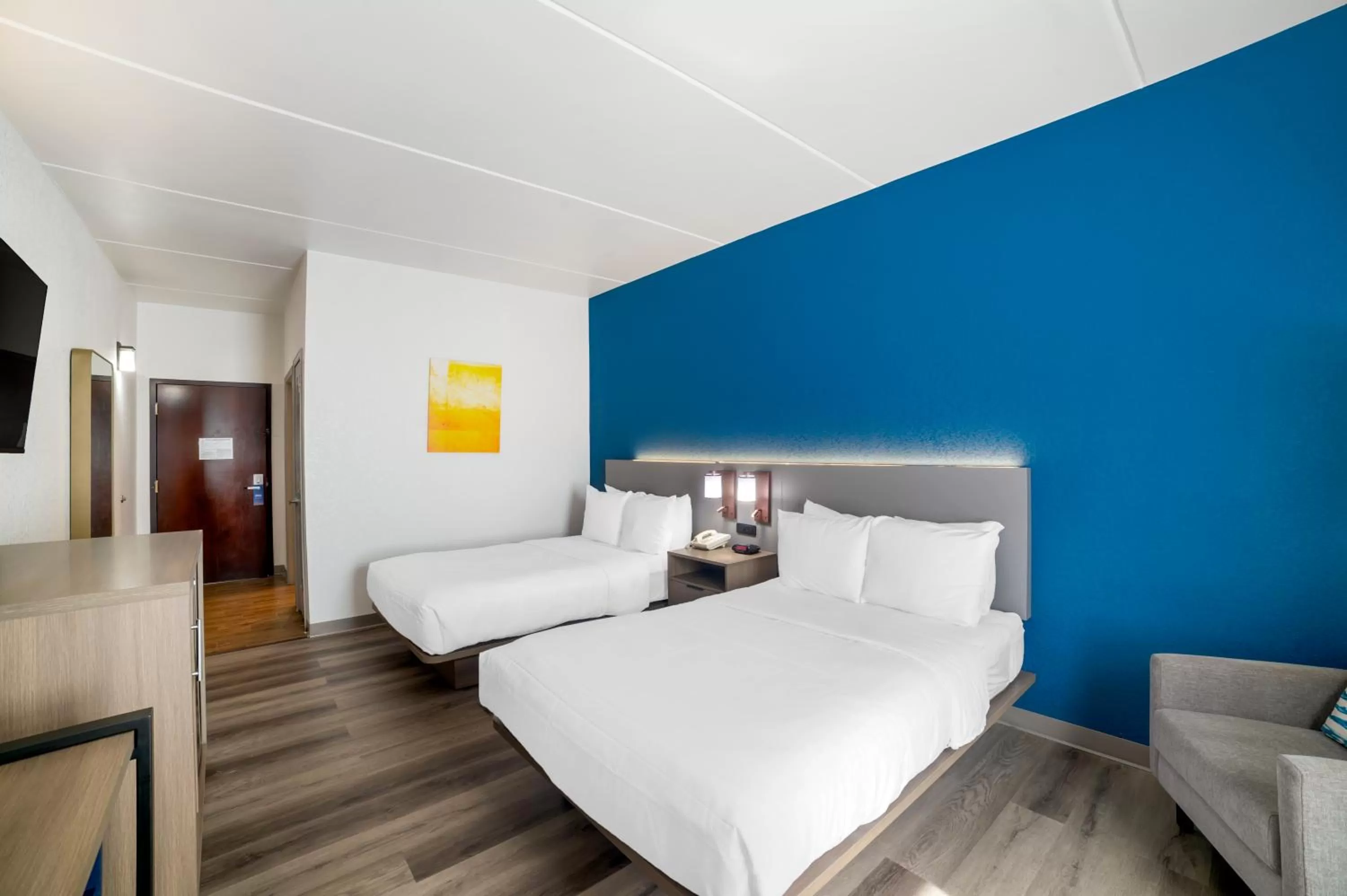 Photo of the whole room, Bed in Comfort Inn Asheville Airport