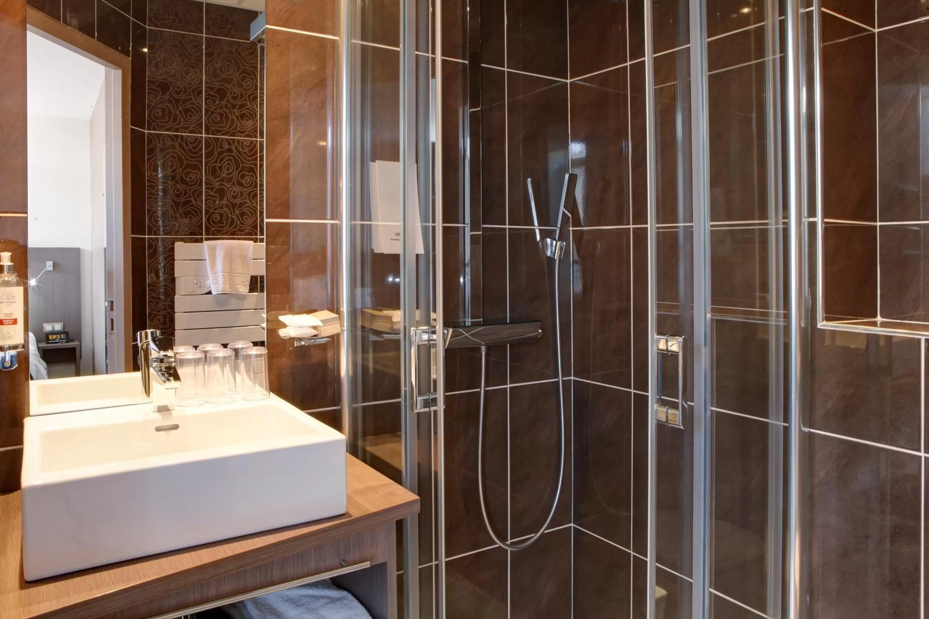 Shower in Hôtel Le Benhuyc