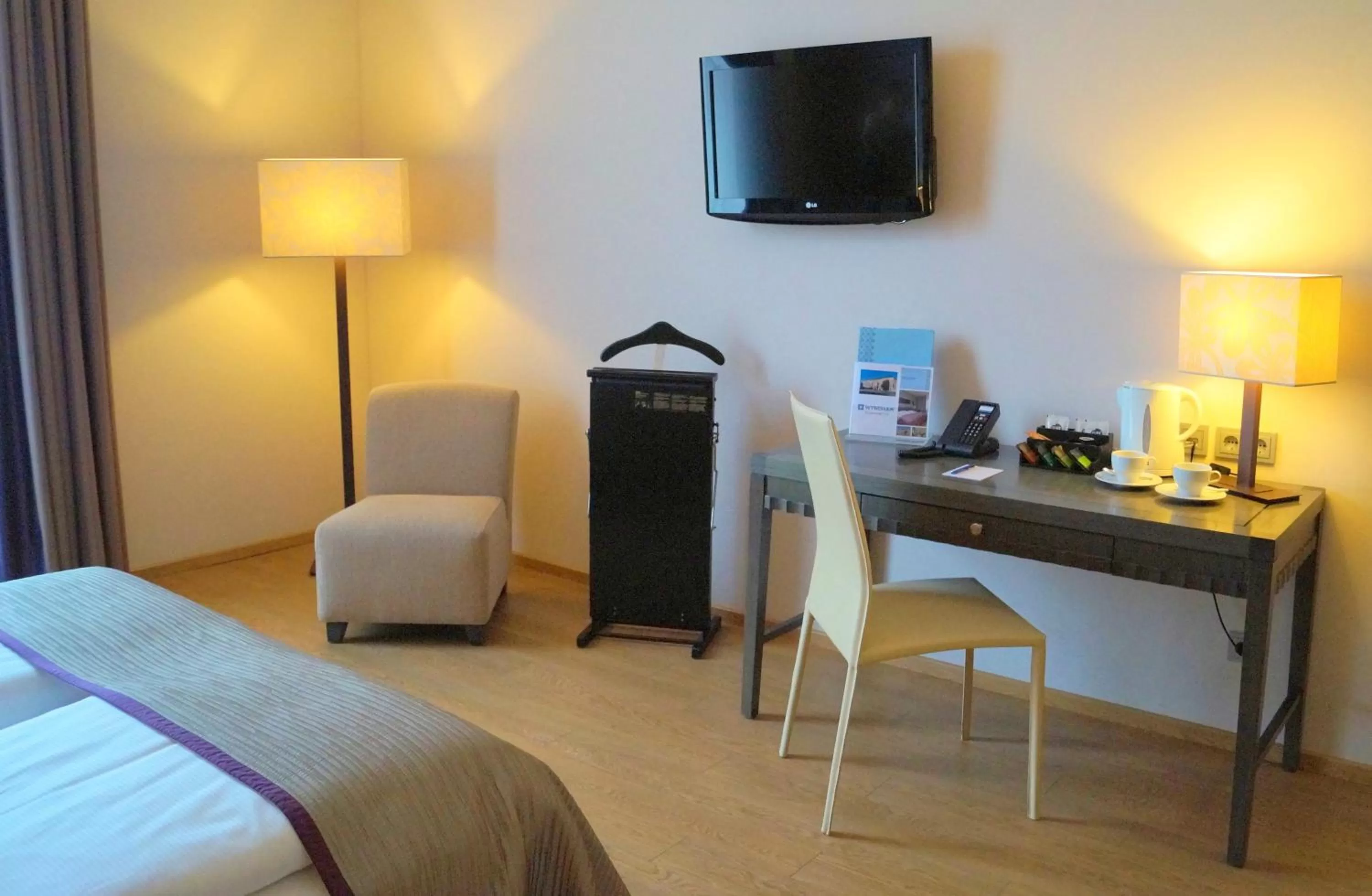 Bedroom, Bed in Wyndham Duisburger Hof