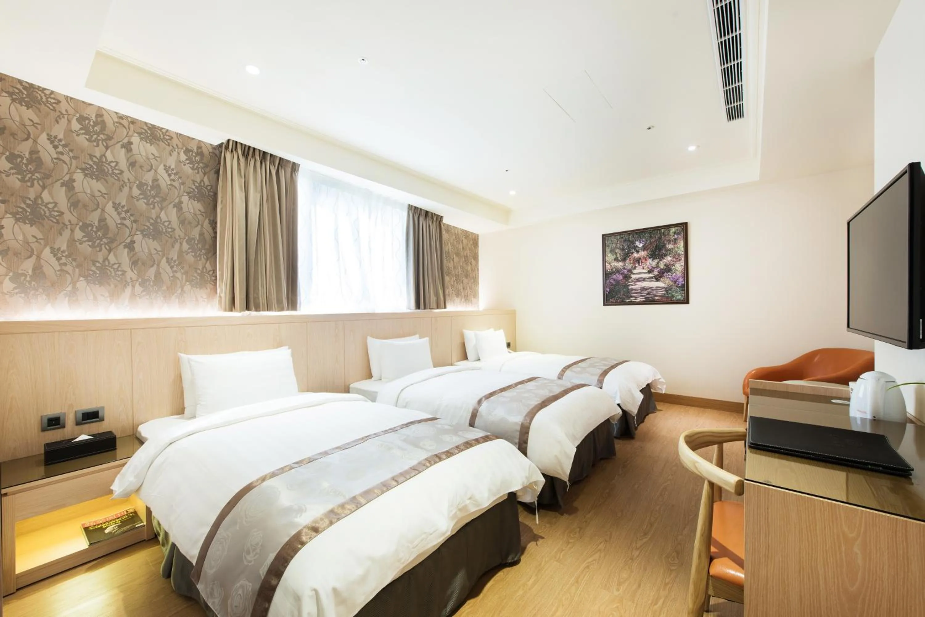 Photo of the whole room, Bed in HE TI Hotel