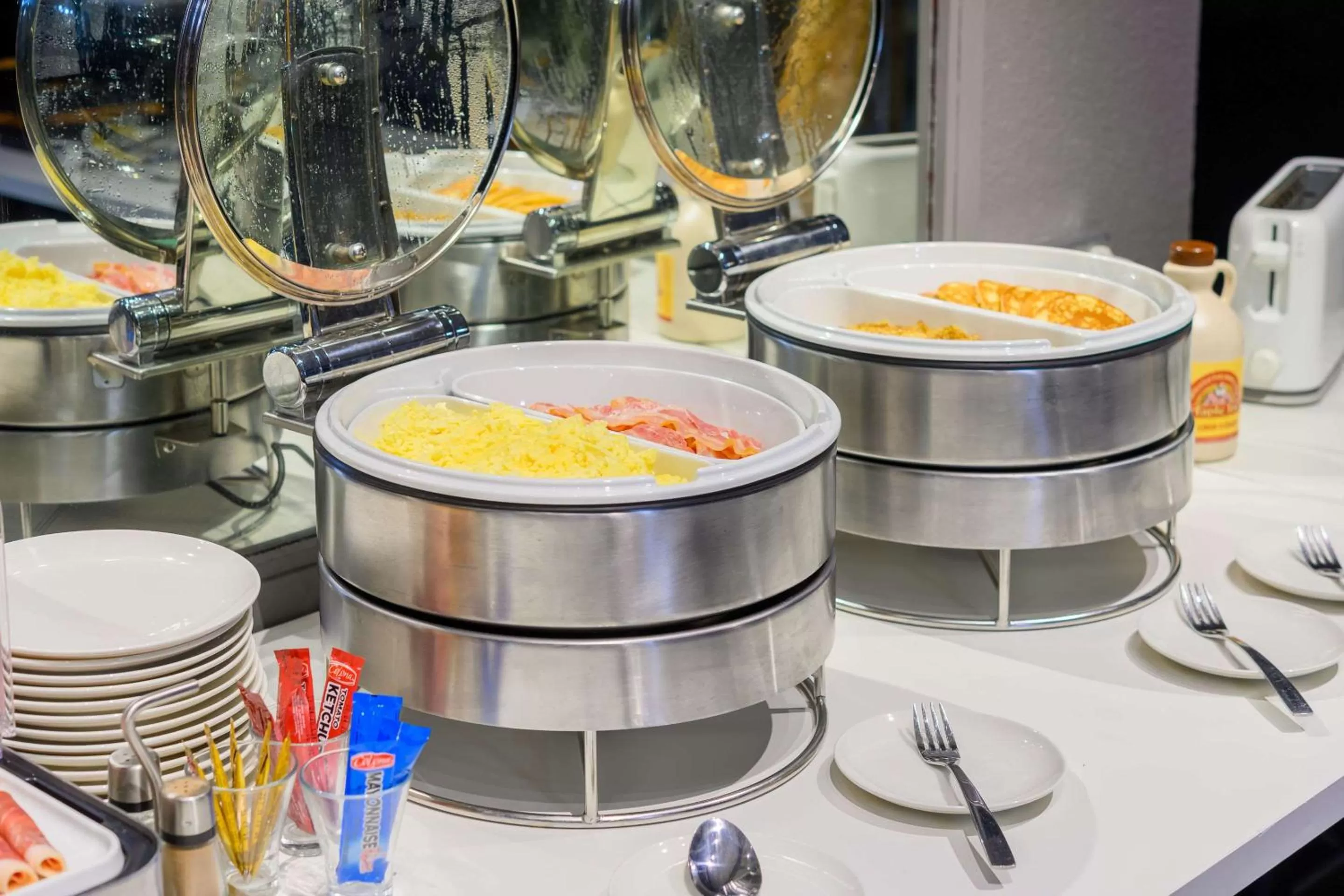 Restaurant/places to eat in Kyriad Lille Gare - Grand Palais