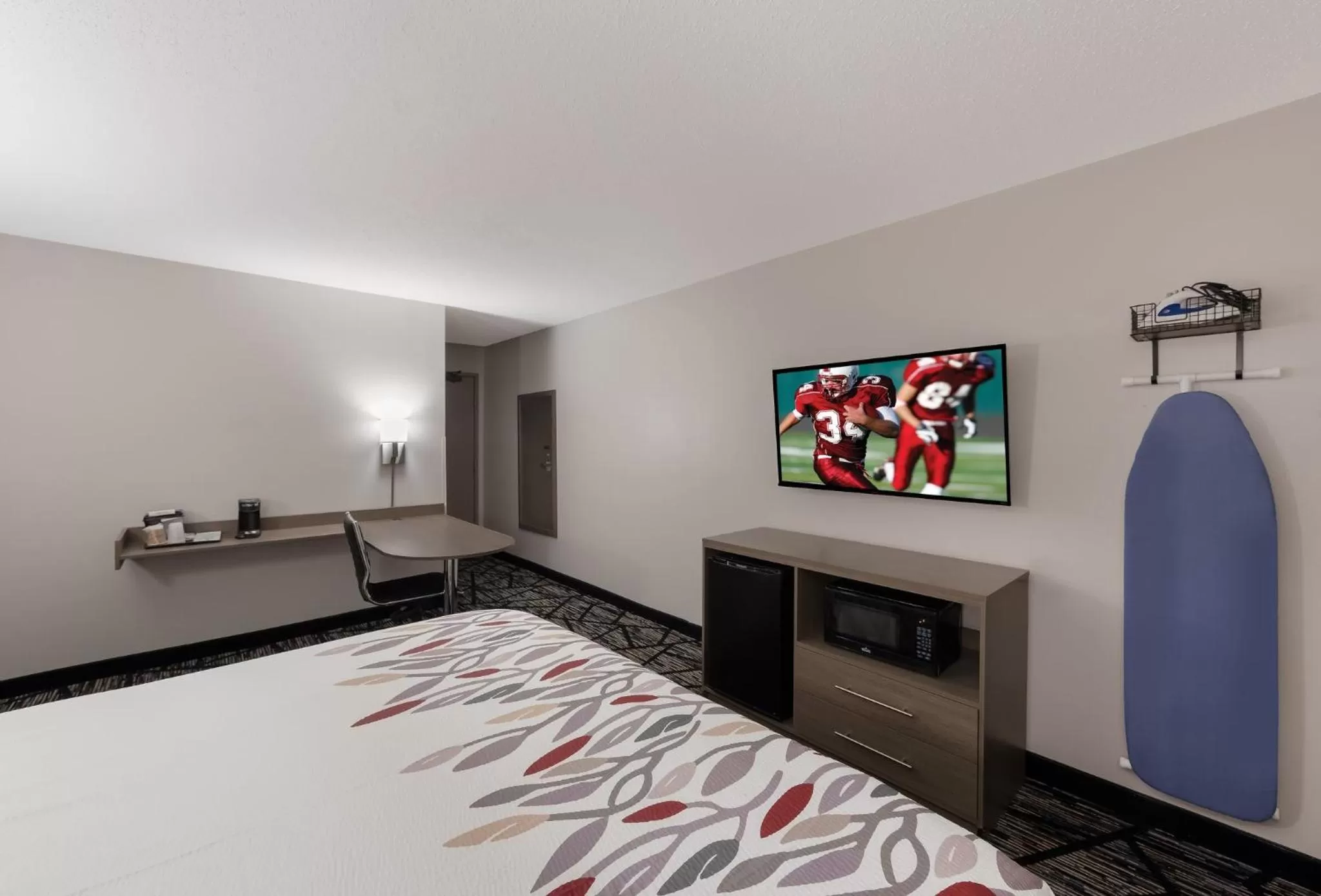 Bedroom, Bed in Red Roof Inn Mansfield