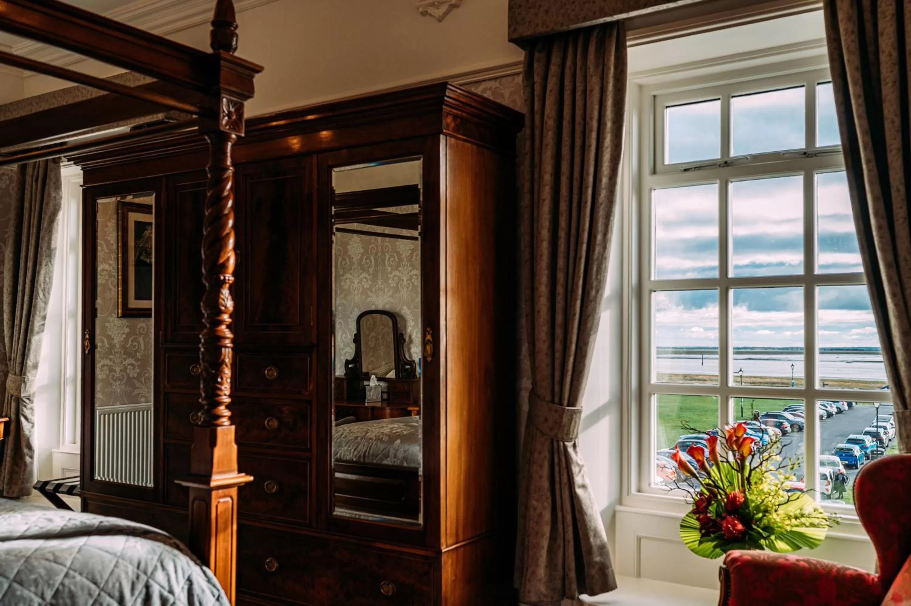 Bedroom, Bed in The Queens Hotel