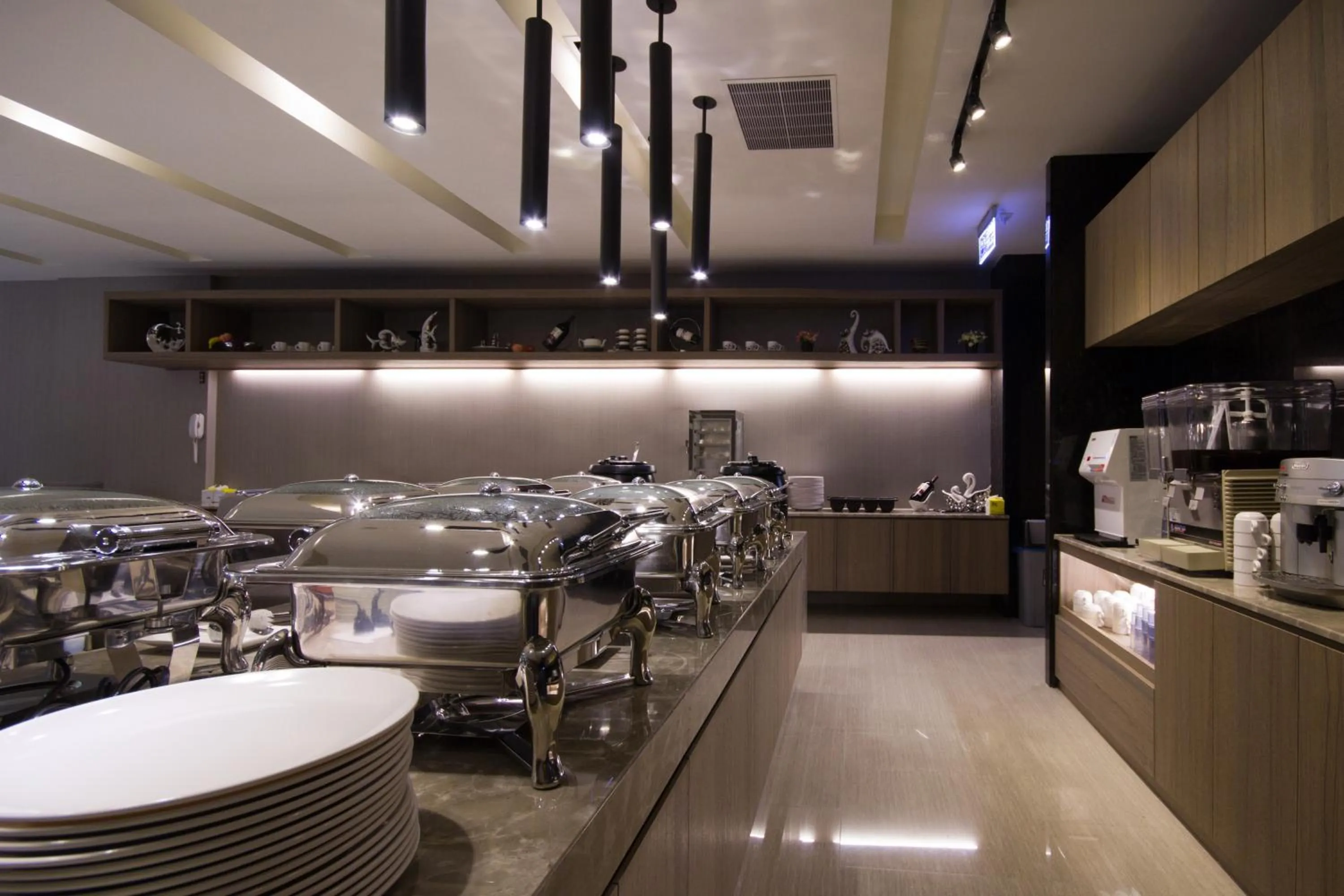 Restaurant/places to eat in Royal Guest Hotel