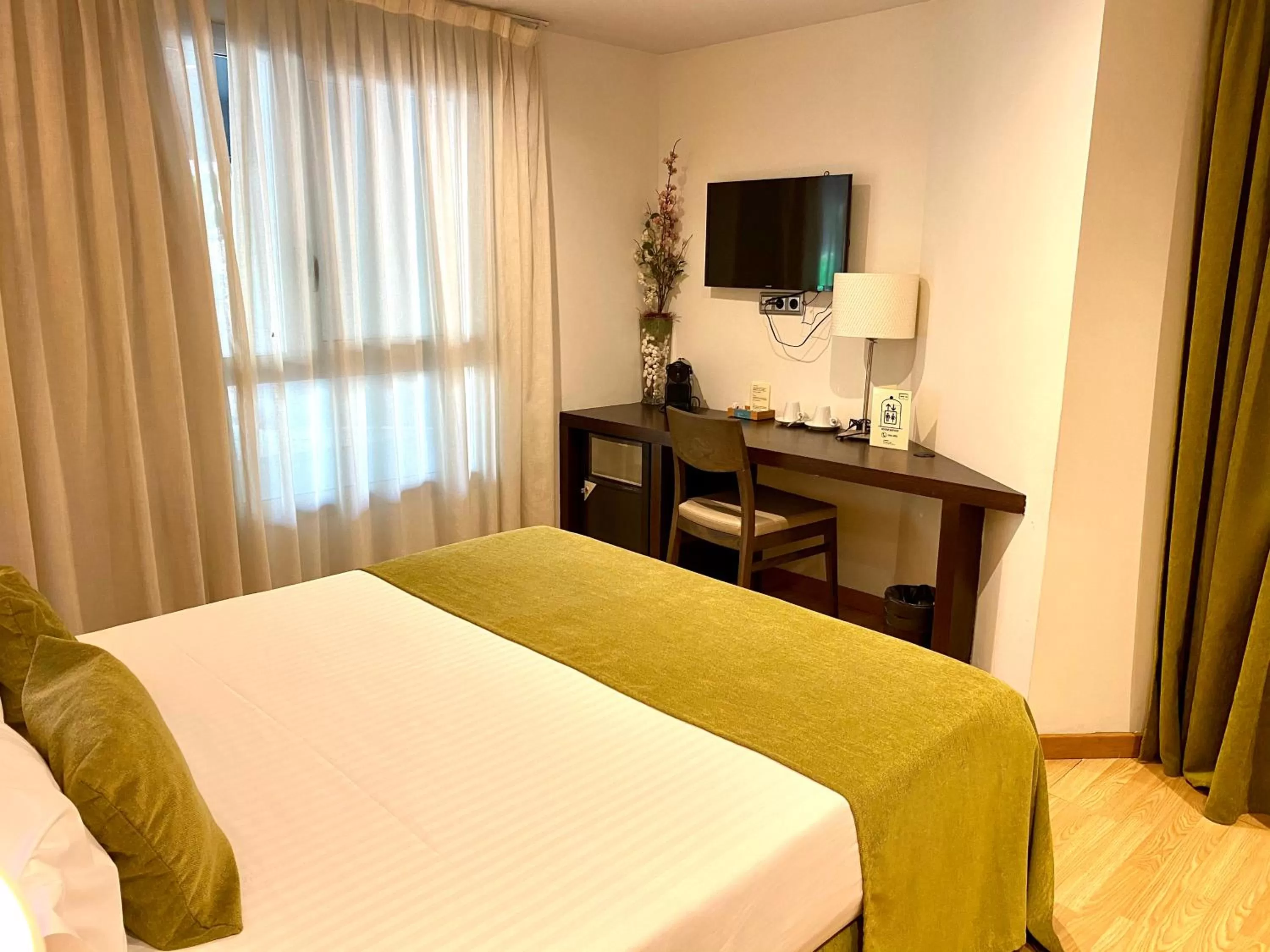 Bed in Hotel Concordia Barcelona