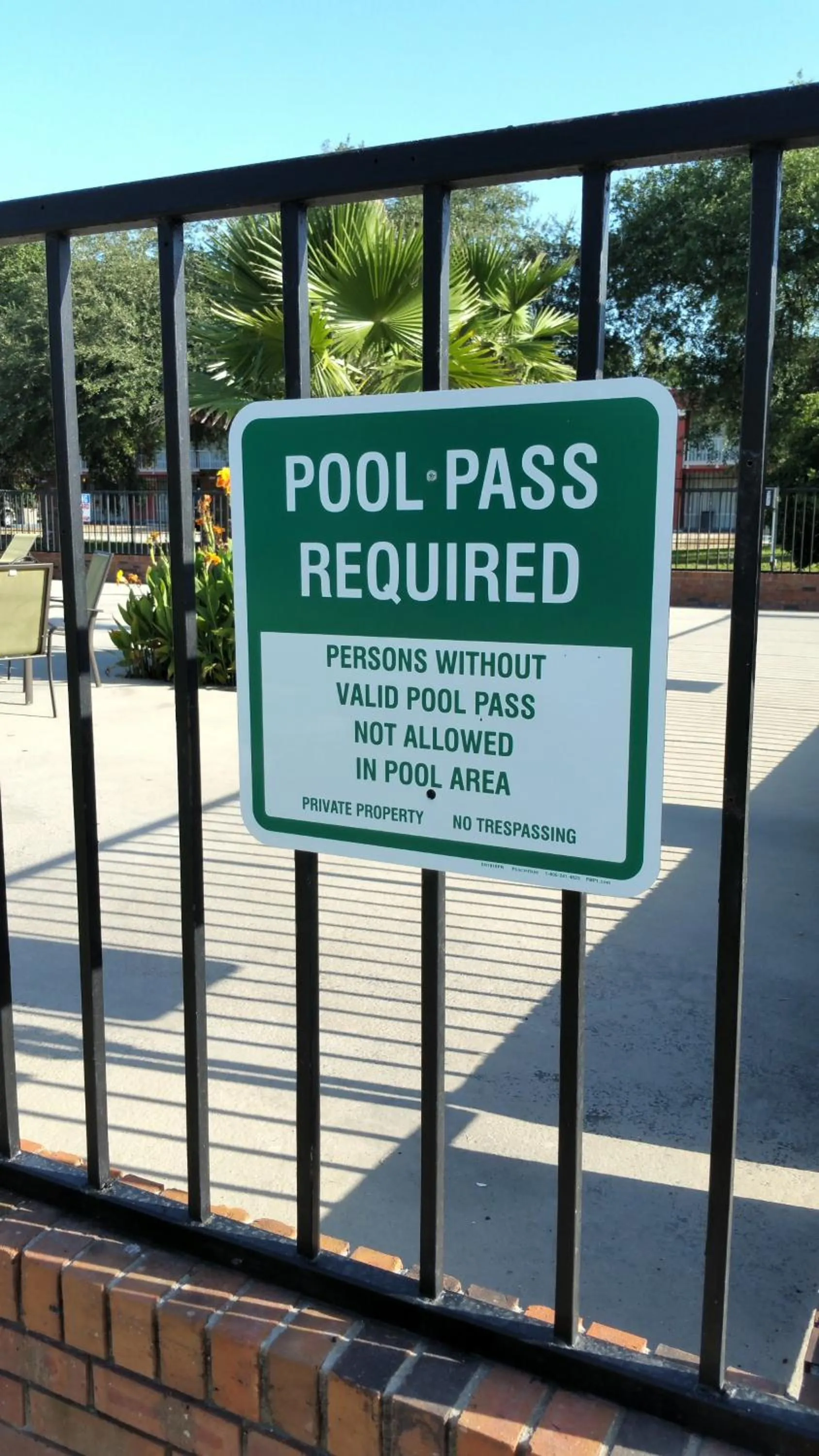 Swimming pool in Motel 6 Hammond, LA – I 12 – I 55