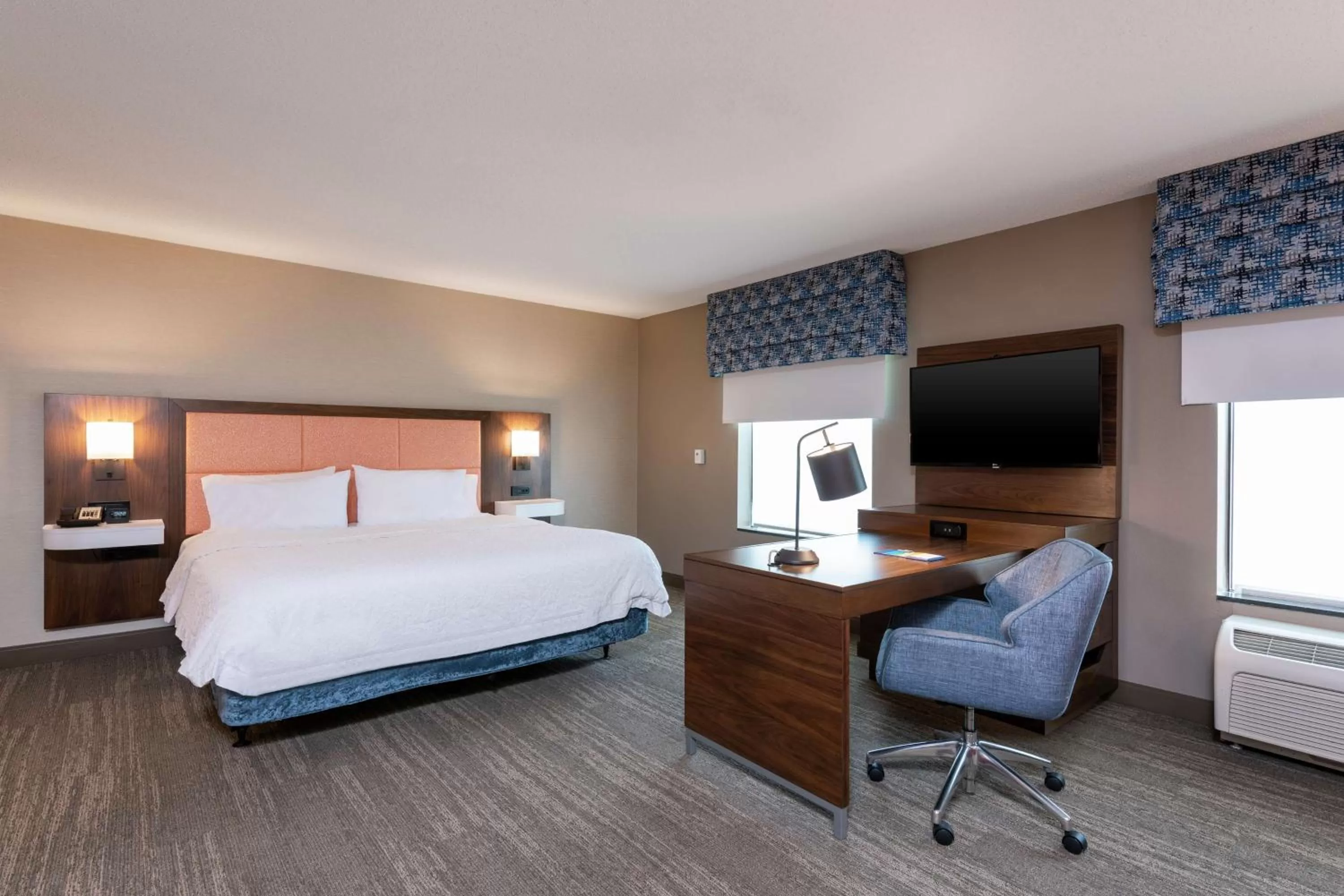 Bedroom, Bed in Hampton Inn & Suites Marshalltown