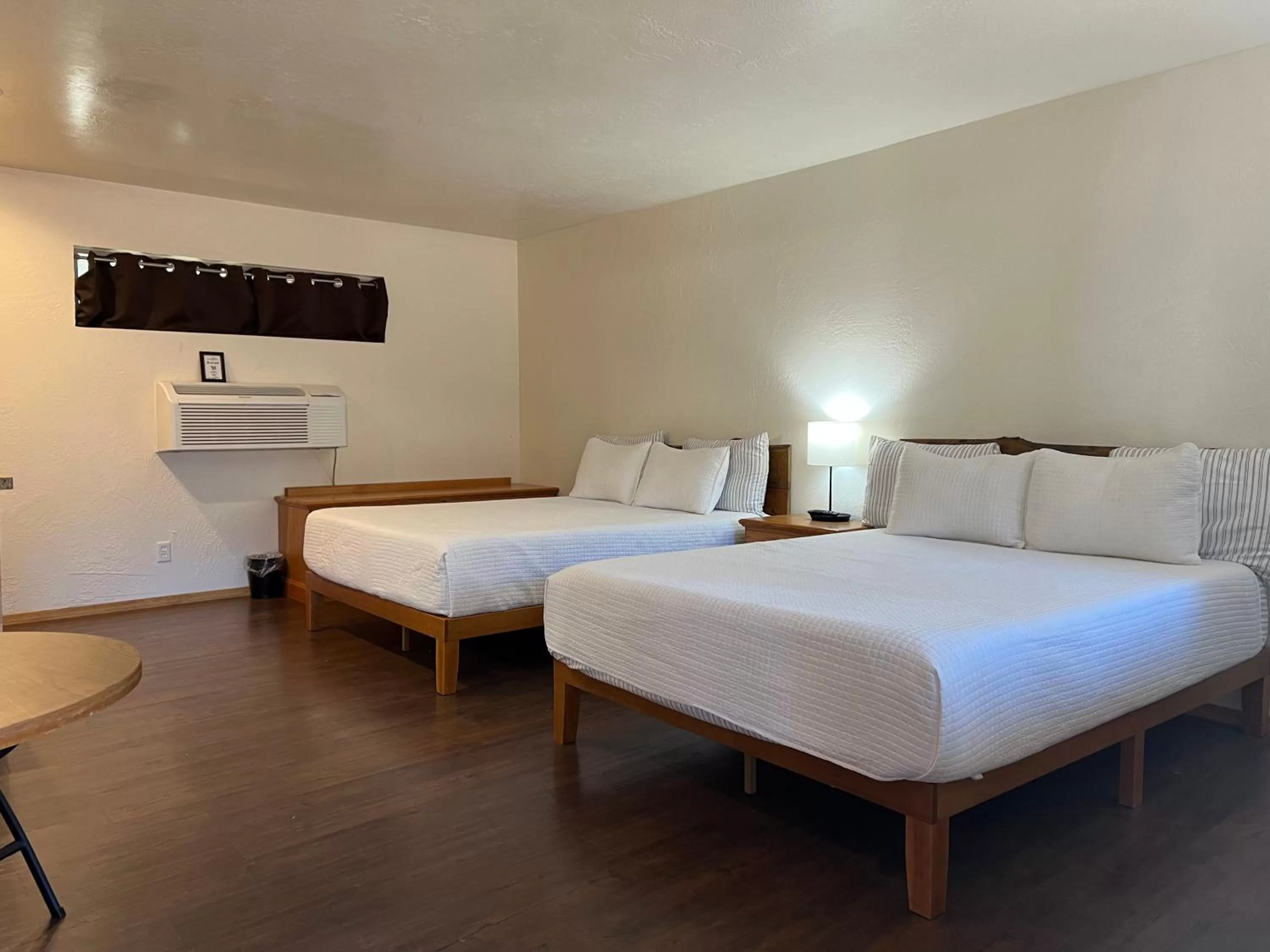 Bed in TimberLodge Inn