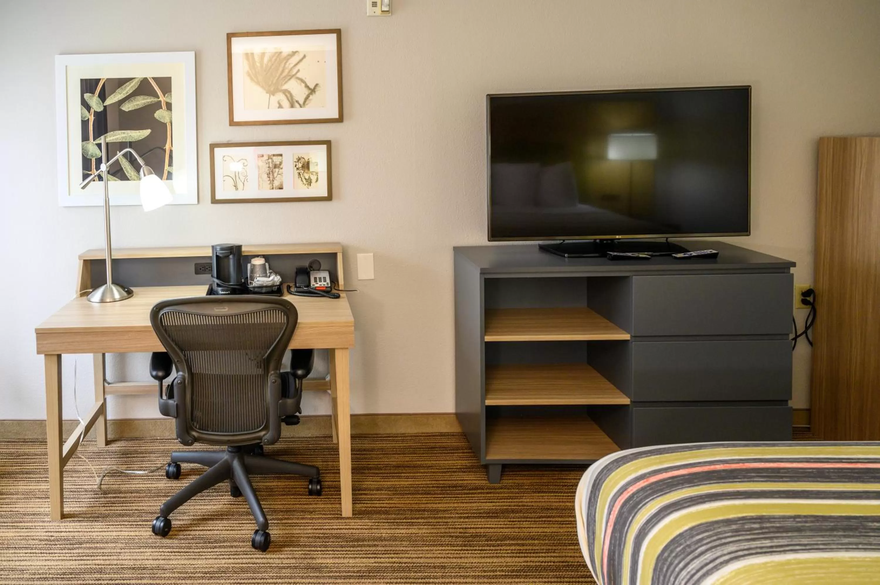 TV and multimedia in Country Inn & Suites by Radisson, Greenfield, IN