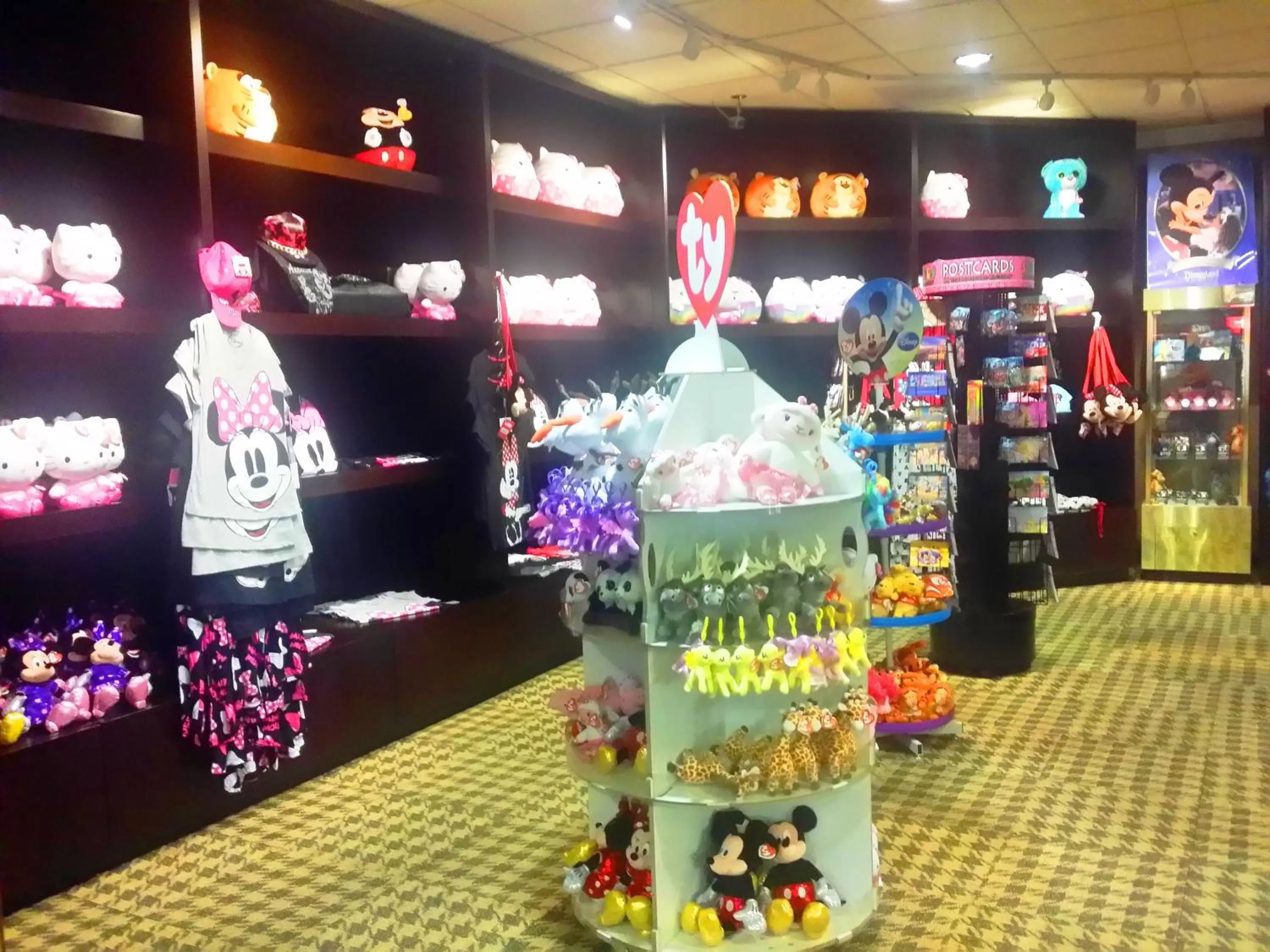On-site shops in Anaheim Majestic Garden Hotel