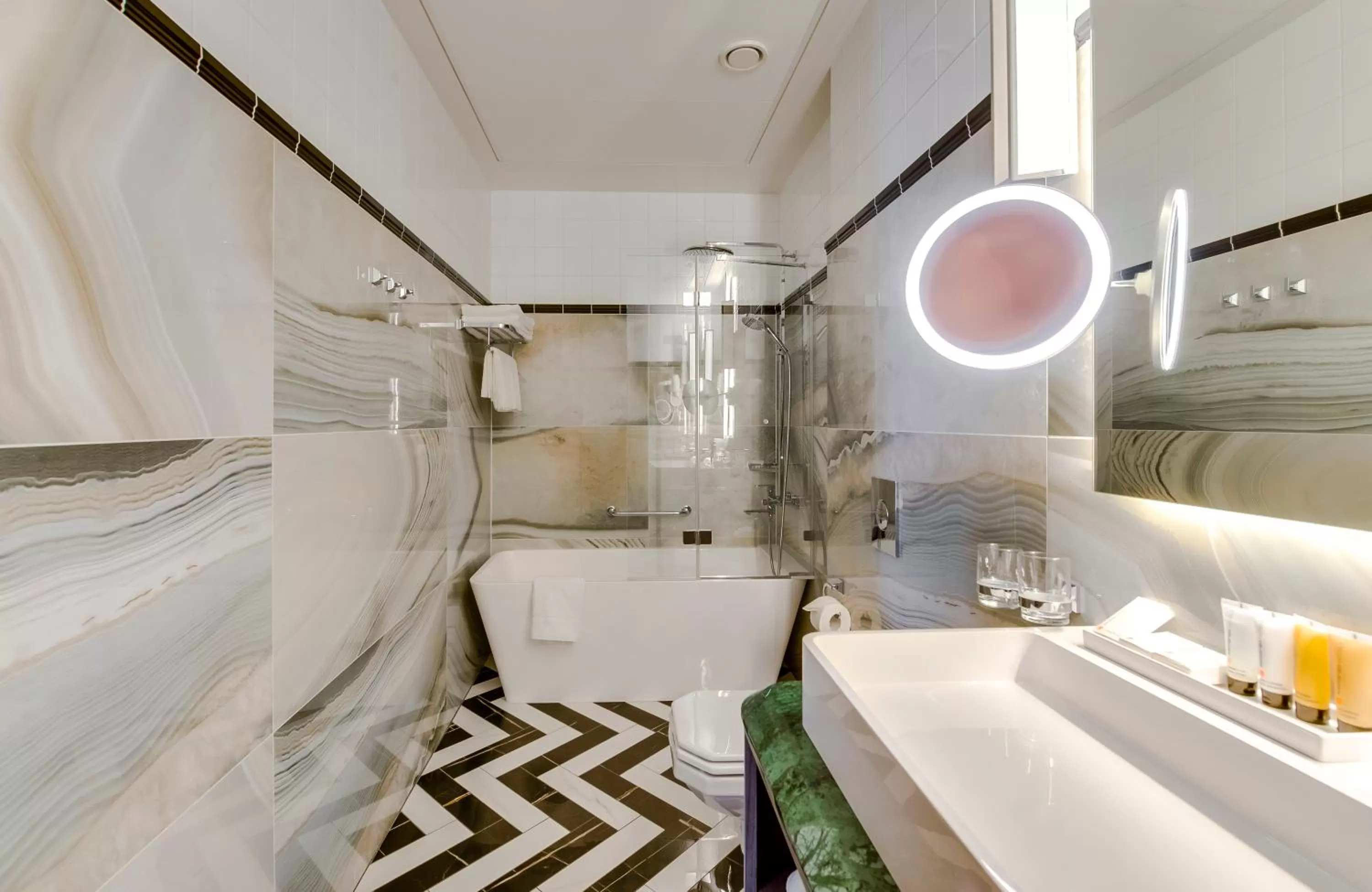 Bathroom in Grand Poet Hotel and SPA by Semarah