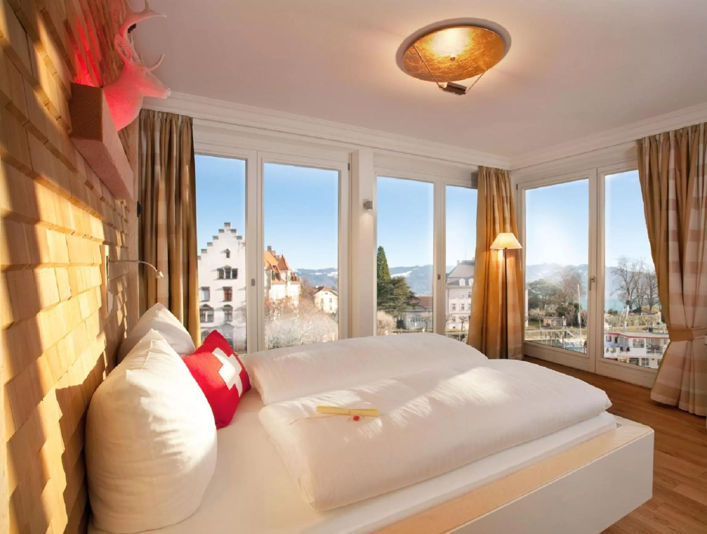 Bed in YachtHotel Helvetia Spa- und Wellnessdomizil