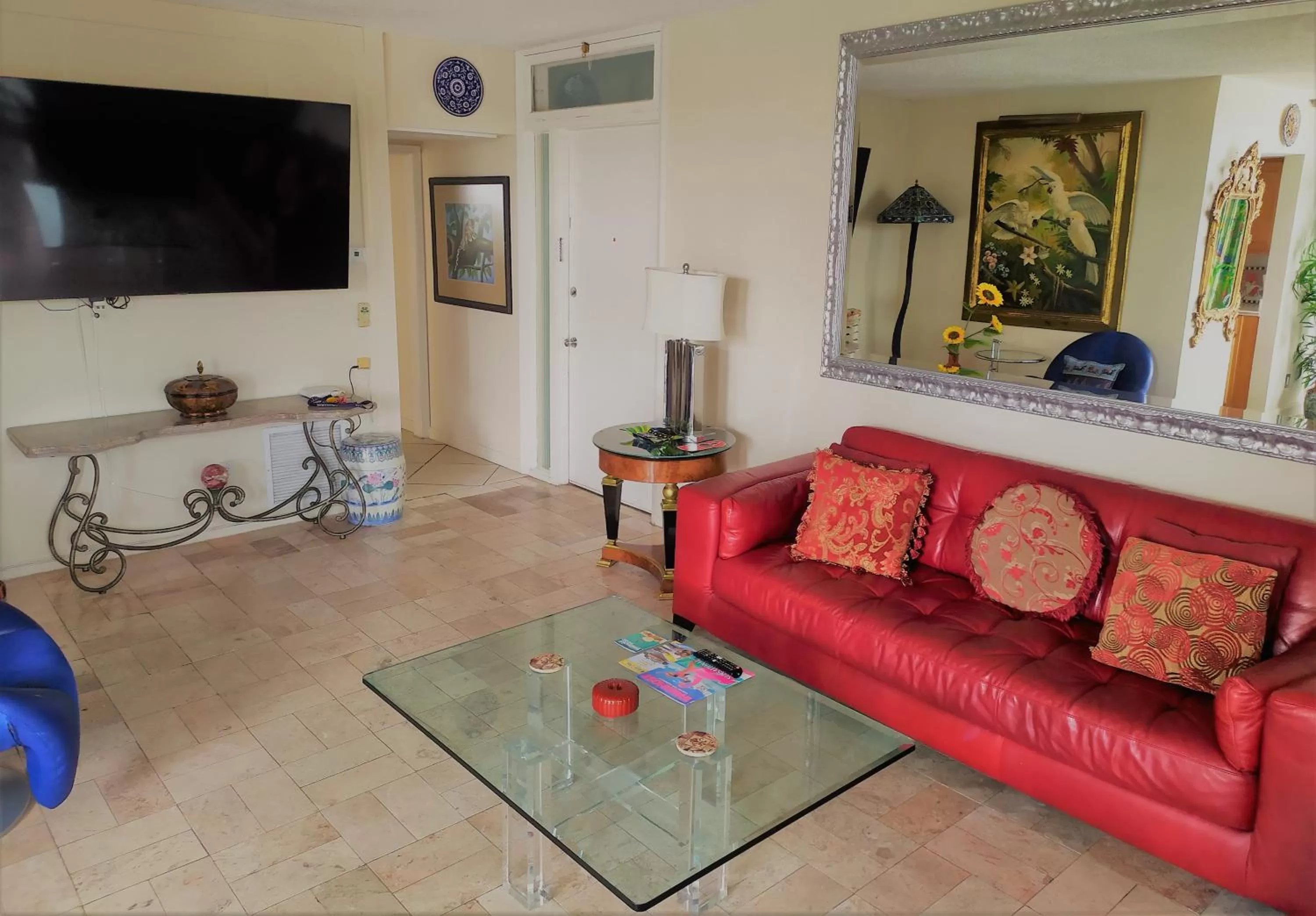 Communal lounge/ TV room in Manhattan Tower Apartment Hotel