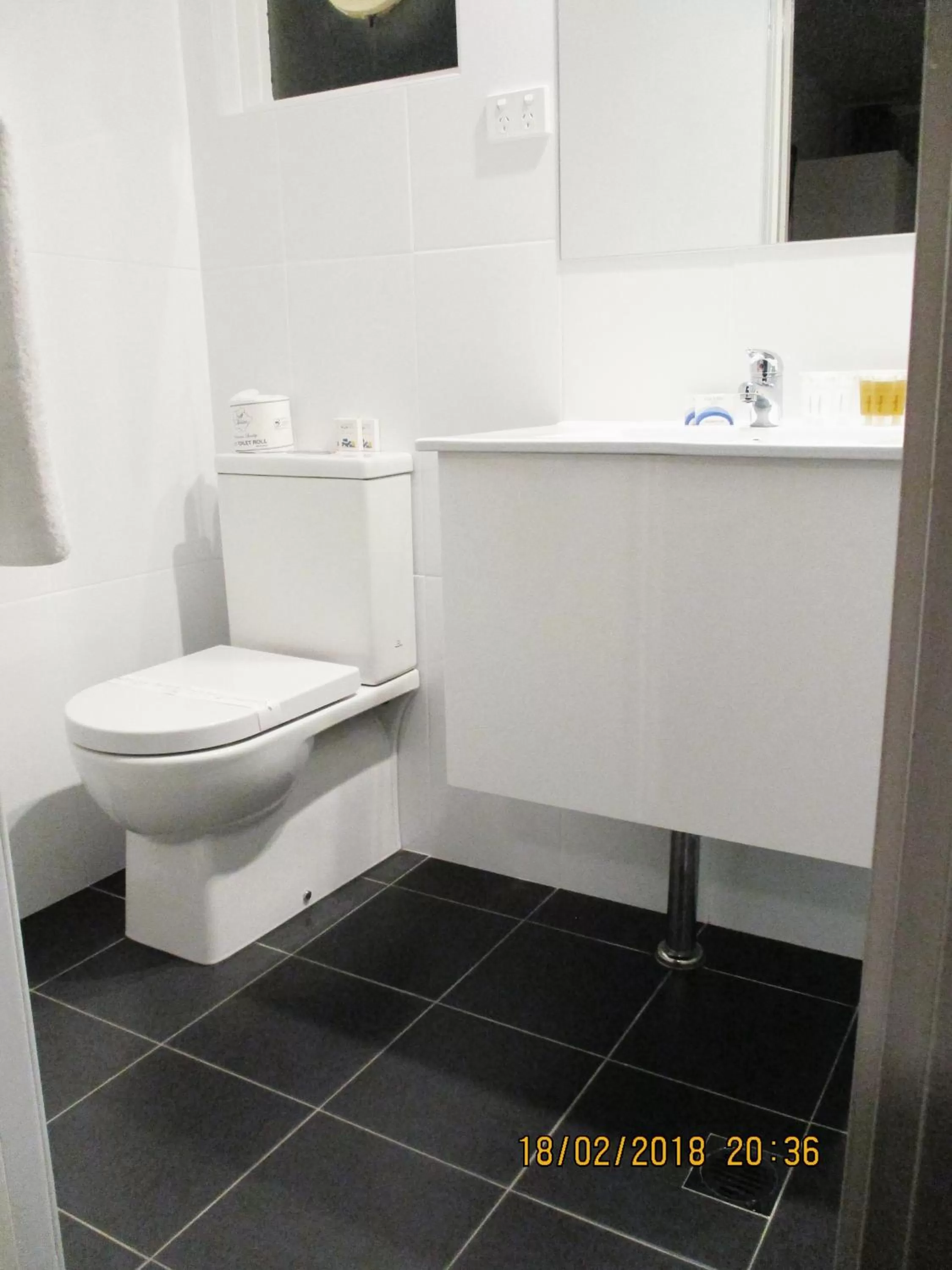 Toilet in Cronulla Motor Inn